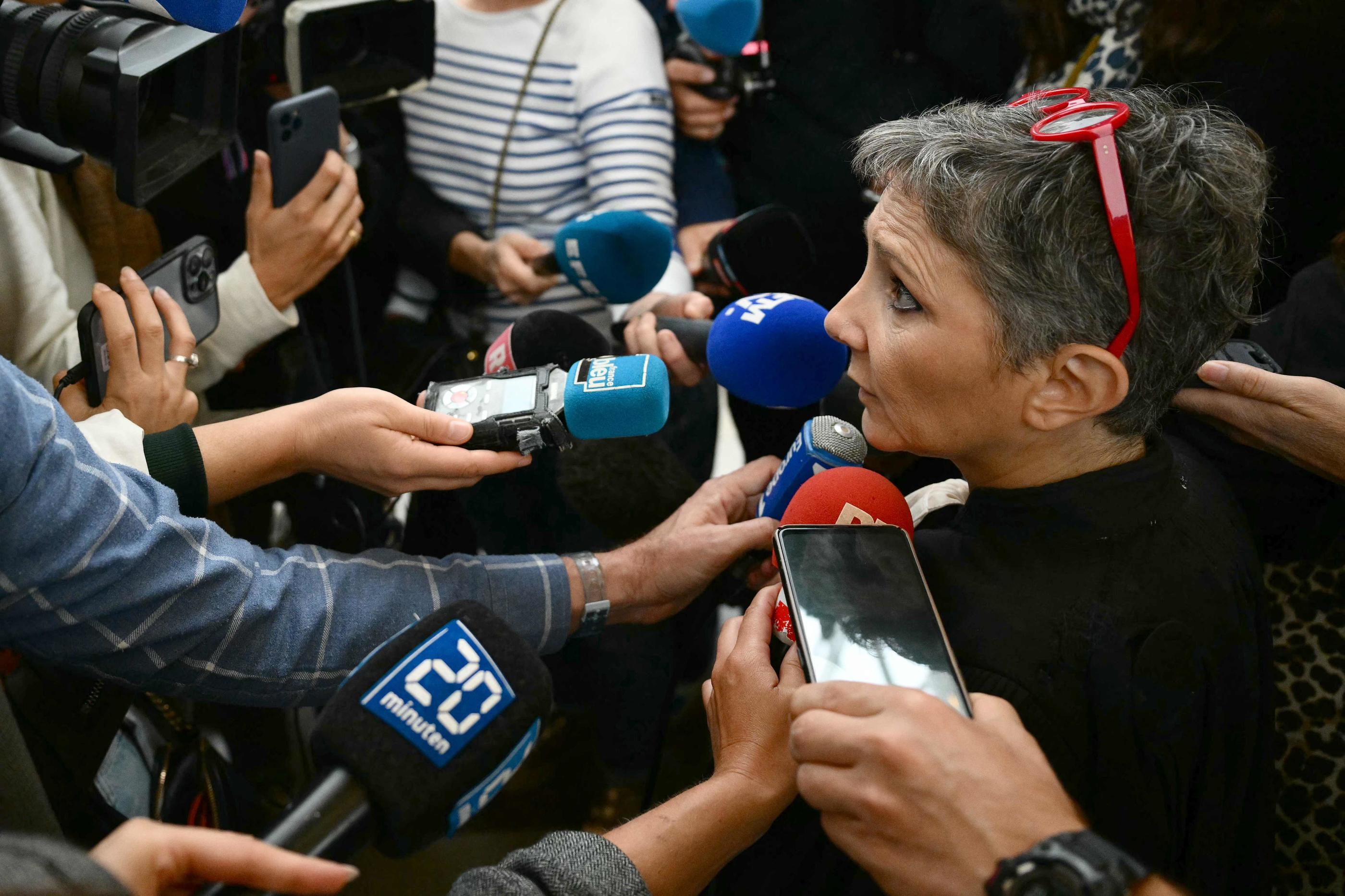 Me Béatrice Zavarro, avocate de Dominique Pelicot, répondant à la presse ce lundi matin. Les débats ont finalement été suspendus jusqu'à demain. AFP/Christophe Simon