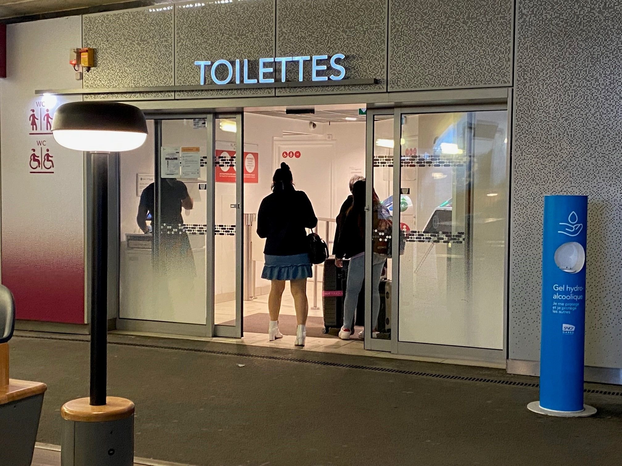Depuis le 1er avril, pour les titulaires du passe Navigo, les toilettes sont gratuits dans les 6 grandes gares parisiennes ainsi que dans les gares TGV de Roissy/Charles-de-Gaulle et de Marne-la-Vallée. LP/Benoit Hasse