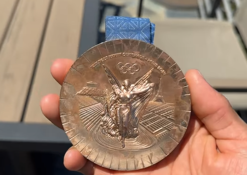 Nyjah Huston rapporte que le devant de sa médaille de bronze "commence à s'écailler". Instagram/ @nyjah