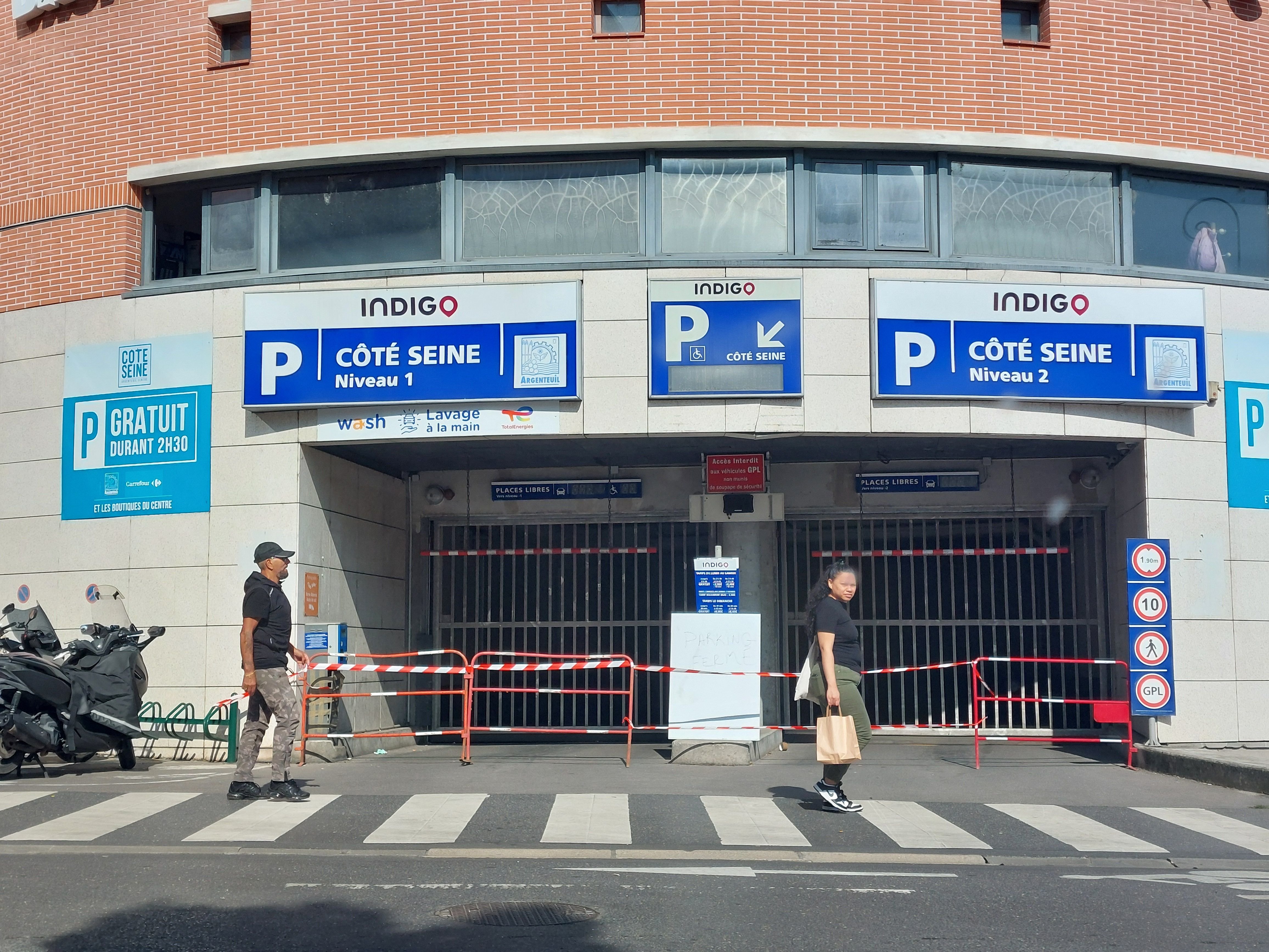 Argenteuil, jeudi 22 août 2024.Le parking de Côté Seine n'est plus accessible. Le centre commercial reste ouvert. LP/T.C.