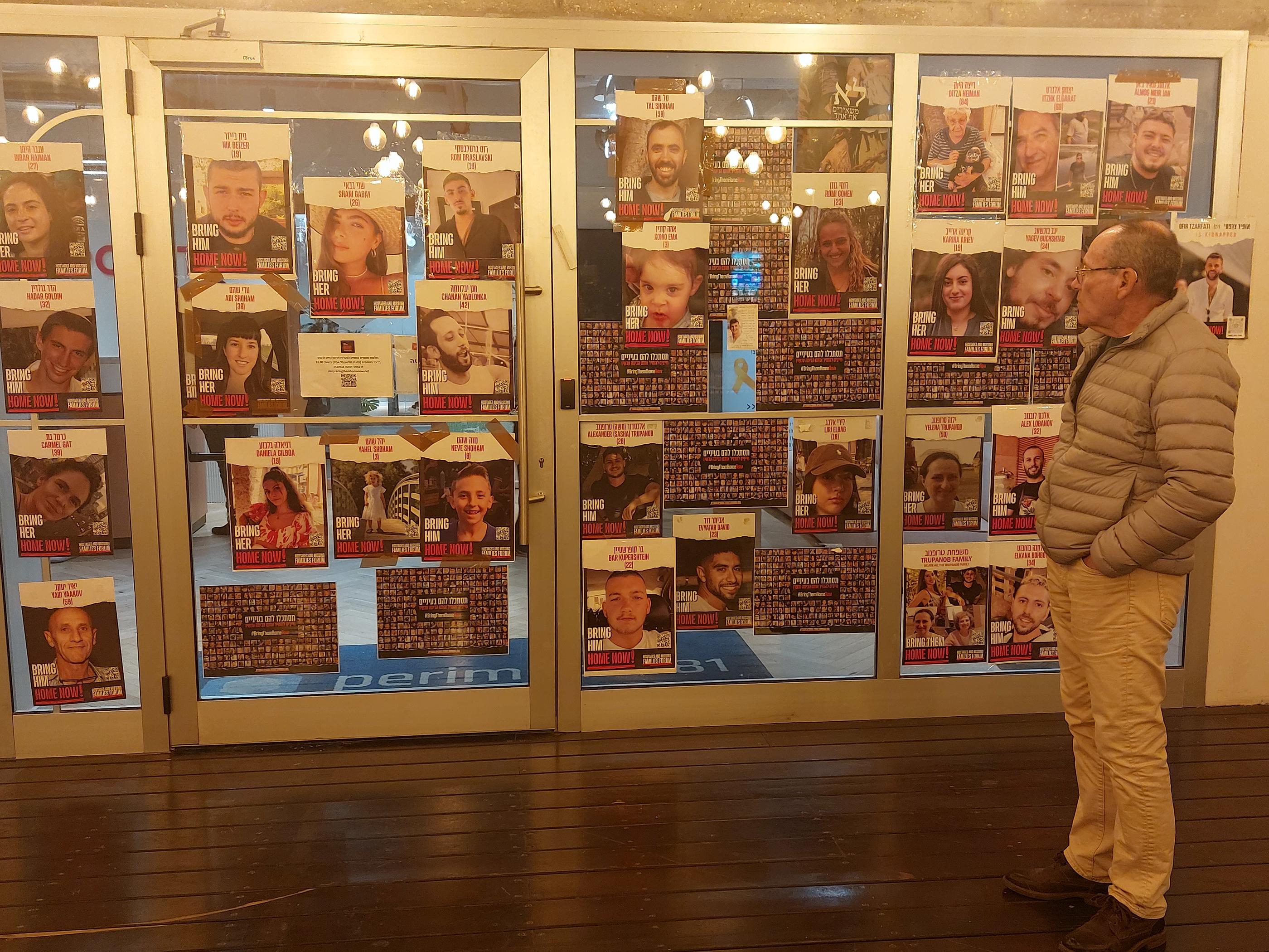 Les visages des otages du Hamas s'affichent sur les vitres du QG des familles à Tel-Aviv (Israël). LP/Christel Brigaudeau