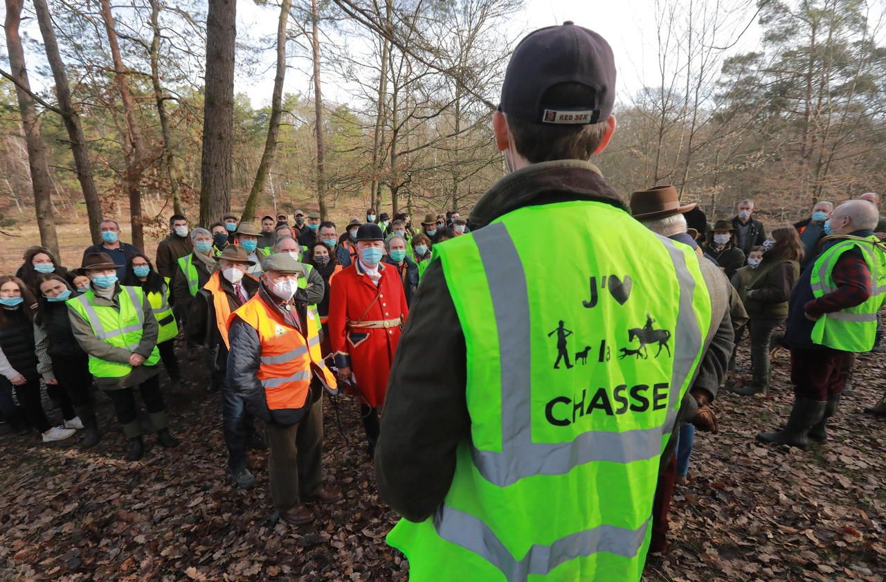 <b></b> Forêt de Rambouillet (Yvelines), samedi 20 février 2021. Près de 70 chasseurs ont fait le déplacement pour « soutenir la ruralité ».