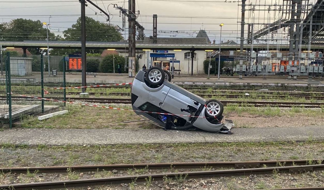 Etampes, septembre 2022. Une voiturette a fini sa course sur la voie ferrée après avoir chuté d'un parking situé en hauteur. Twitter/@2Hugoat