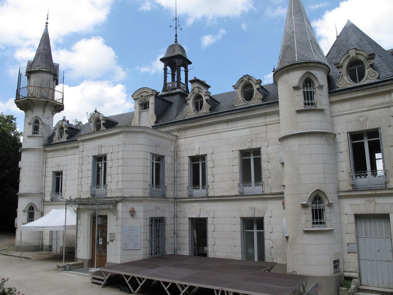 <b>Hardricourt.</b> La municipalité prévoit de vendre le château des Tourelles qui abrite les locaux de la mairie depuis douze ans et dont les coûts de fonctionnement sont devenus trop onéreux. 