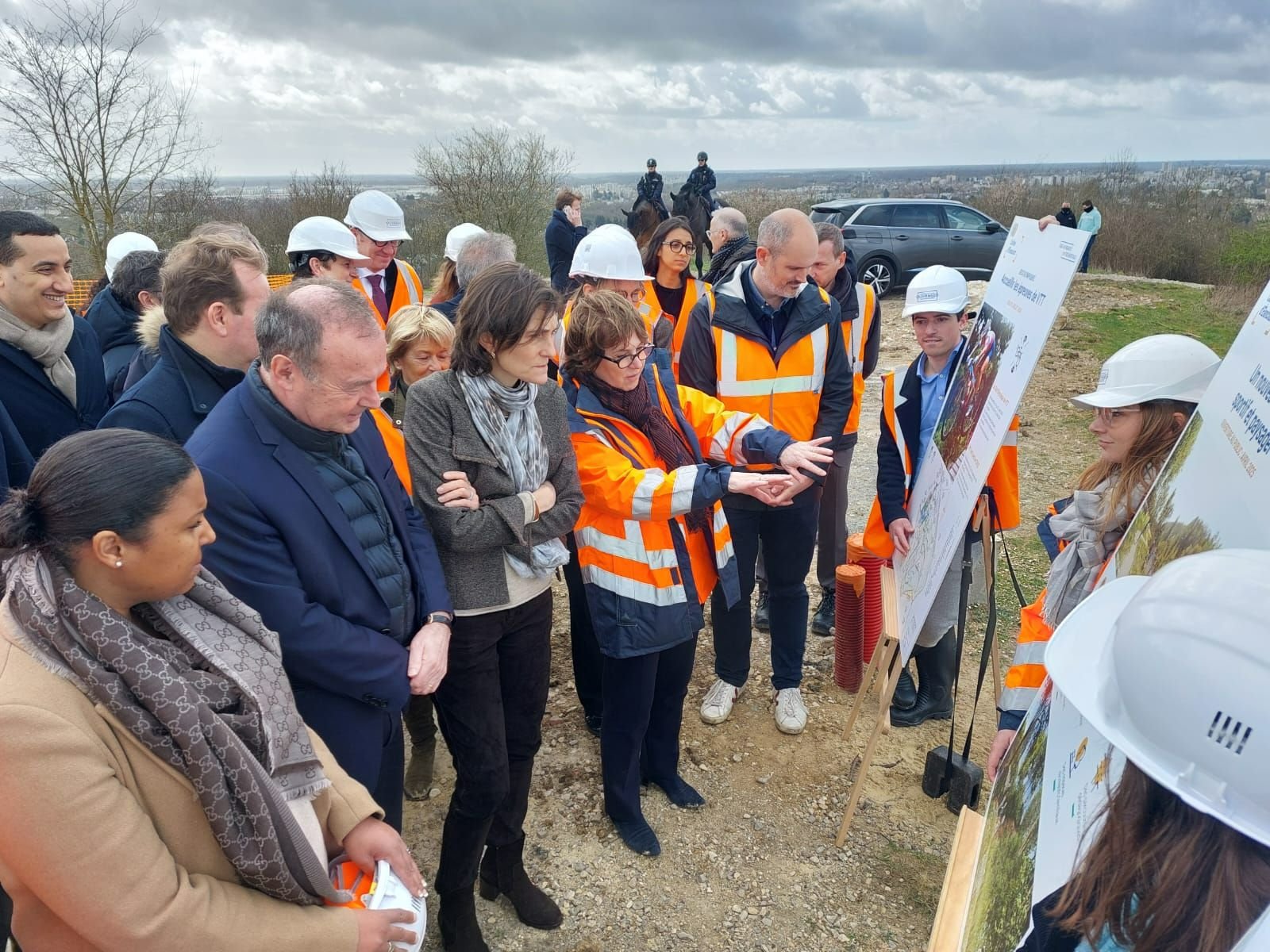Elancourt (Yvelines), ce vendredi midi. La ministre des sports Amélie Oudéa-Castéra (bras croisés) découvre le chantier du futur site de VTT cross country des JO de Paris 2024.