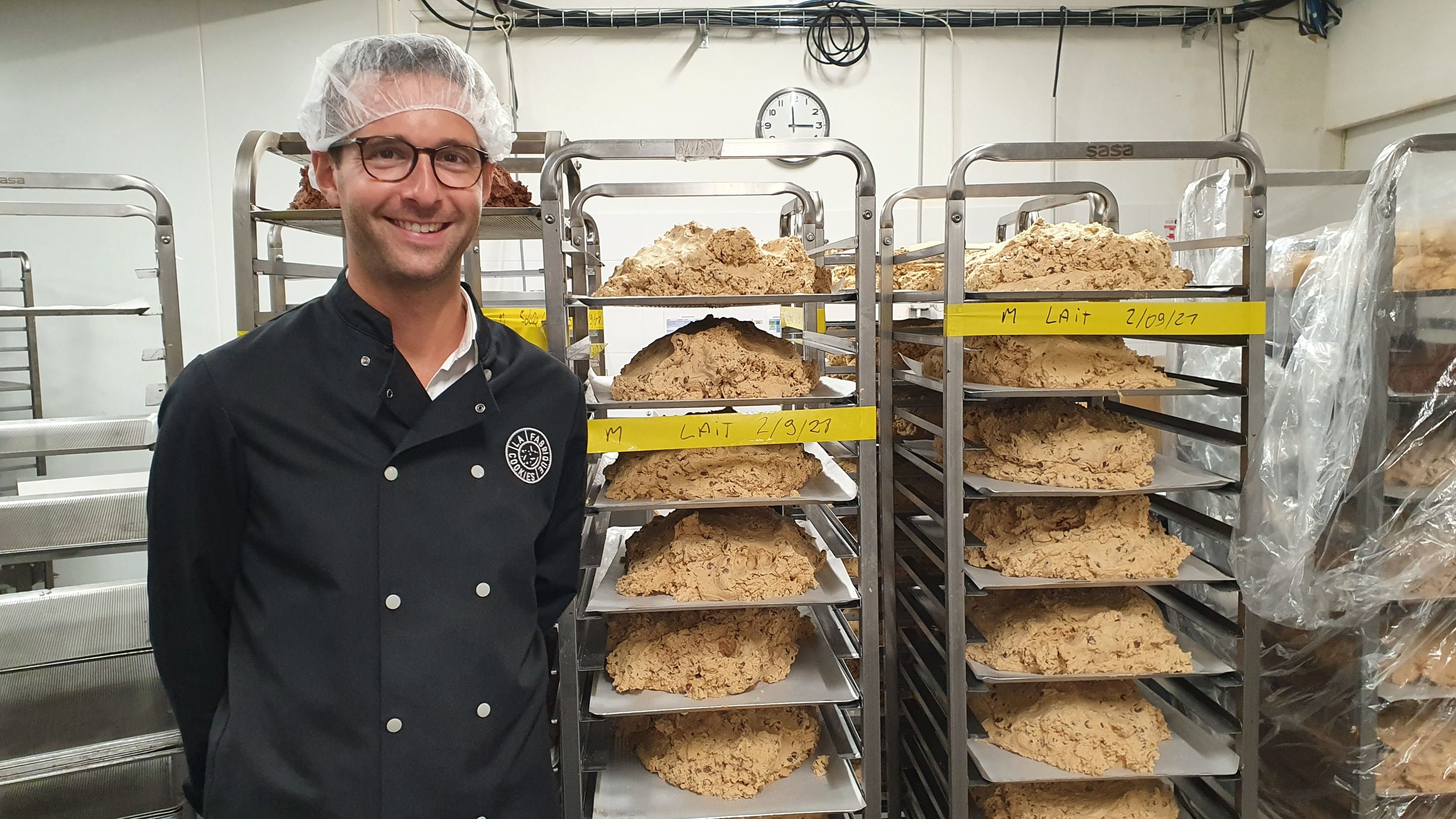 La Fabrique Cookies va déménager à Gennevilliers, où le fondateur Alexis de Galembert (ici dans le laboratoire de Clichy) a décidé d'investir pour créer un important site de production de cookies, cakes et sablés. LP/A.-S.D.