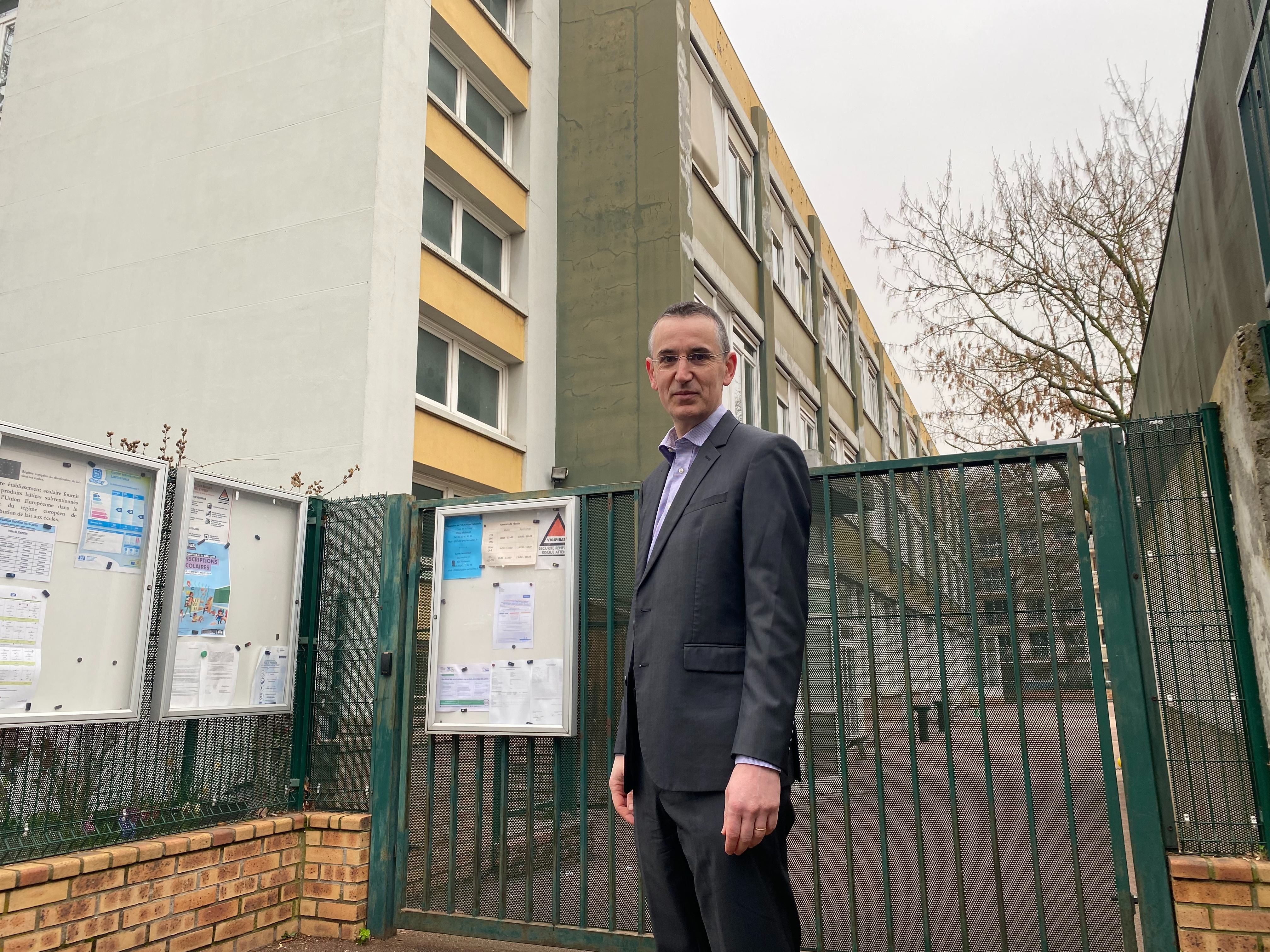 Vanves, mercredi 16 mars. Depuis dix-huit mois, Laurent Delrieu, père d'une élève scolarisée à Larmeroux, tente de faire respecter la réglementation sur la surveillance de l’amiante dans les bâtiments municipaux. LP/J.C.