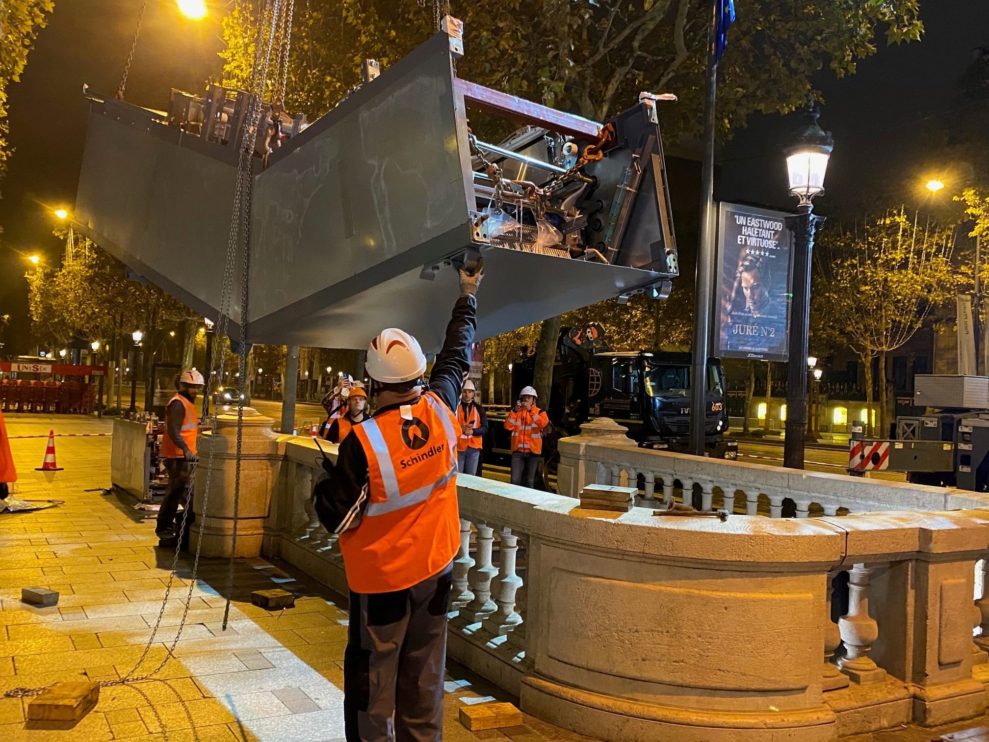 Métro Franklin Roosevelt, Paris (VIIIe), mardi 29 octobre. Les techniciens ont mené un vrai contre-la-montre pour finir avant la réouverture de la station. LP/Benoit Hasse