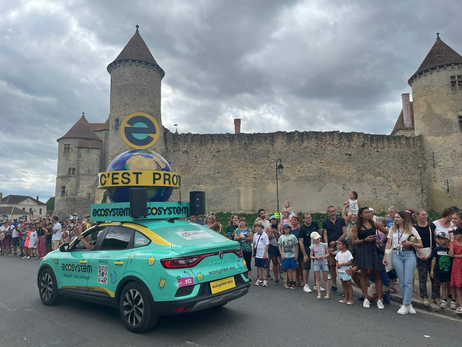 Blandy-les-Tours, lundi 25 juillet. La traditionnelle caravane constitue l'une des attractions phares de chaque étape du Tour de France Femmes. LP/Timothée Talbi