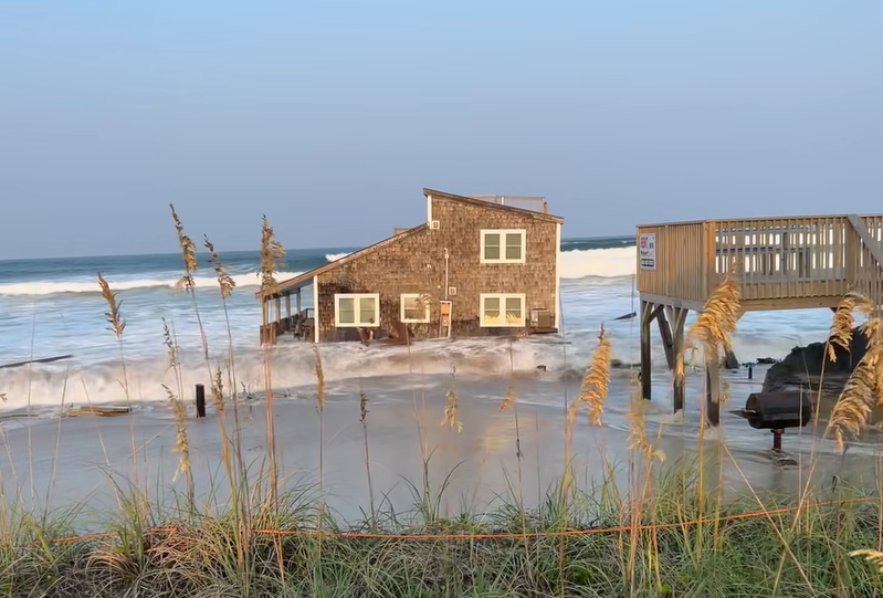 Une maison venant de s'effondrer sur la côte de Caroline du Nord (Etats-Unis), le 16 août 2024, après le passage de l'ouragan Ernesto. Chicamacomico Banks Fire & Rescue