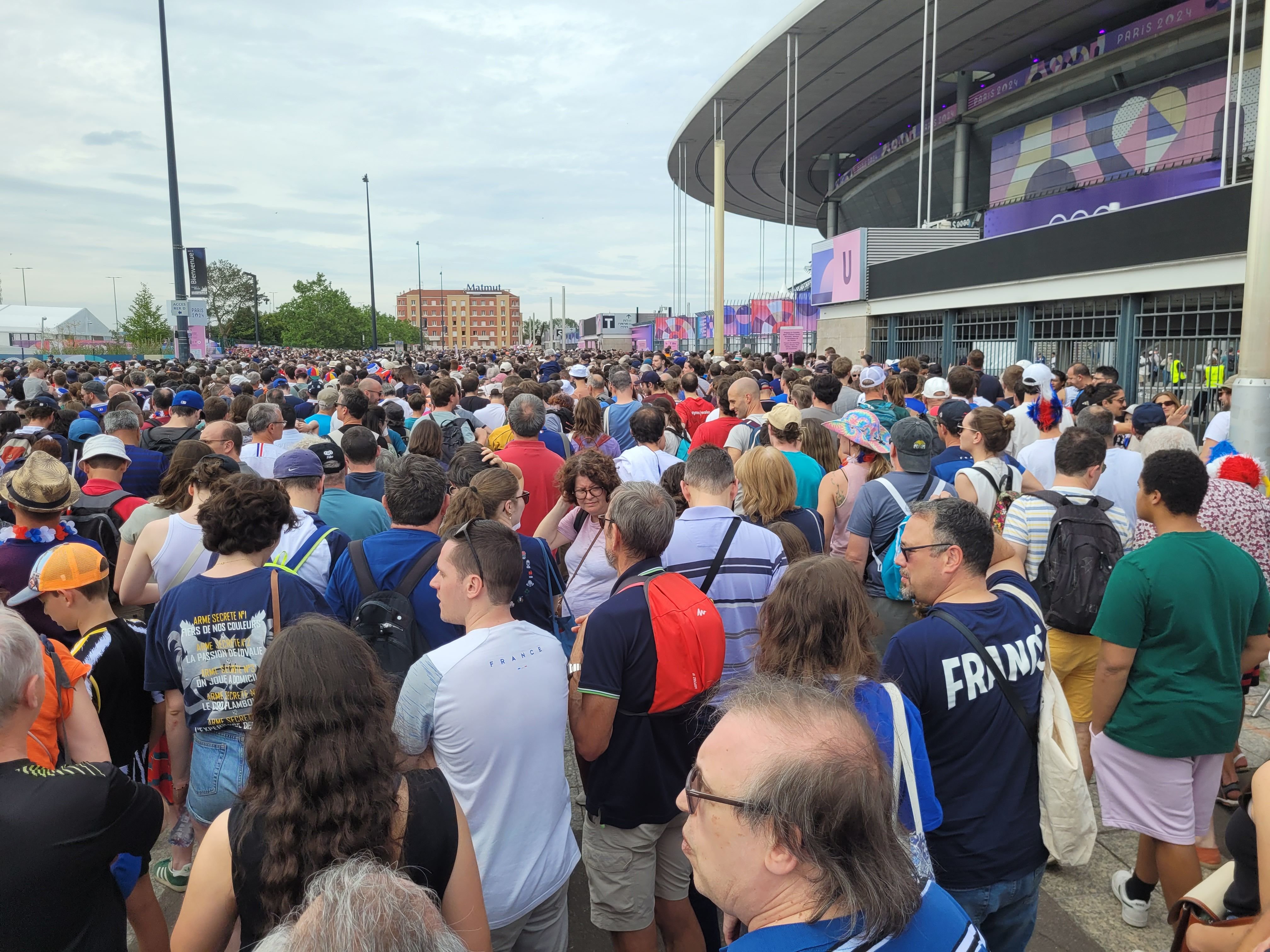 Stade de France (Saint-Denis), jeudi 25 juillet. La sortie du stade de France, après la session de rugby à 7, est assez chaotique, en raison des spectateurs qui se dirigent soit vers le métro ou le RER, parfois dans des directions opposées. LP/Arthur Guillamo