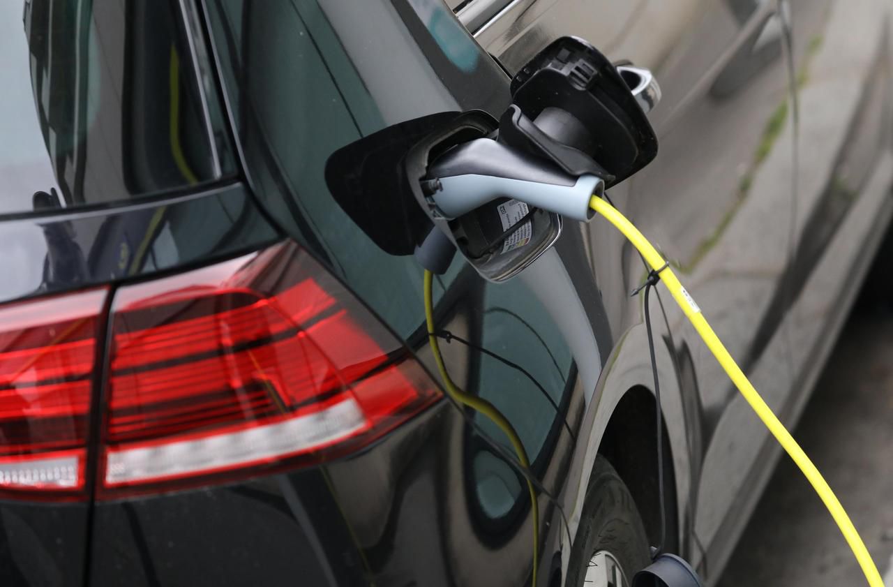 <b></b> Grâce aux bonus écologiques, la vente des véhicules électriques a été multipliée par trois, soit plus de 60 000 véhicules électriques vendus entre janvier et août.
