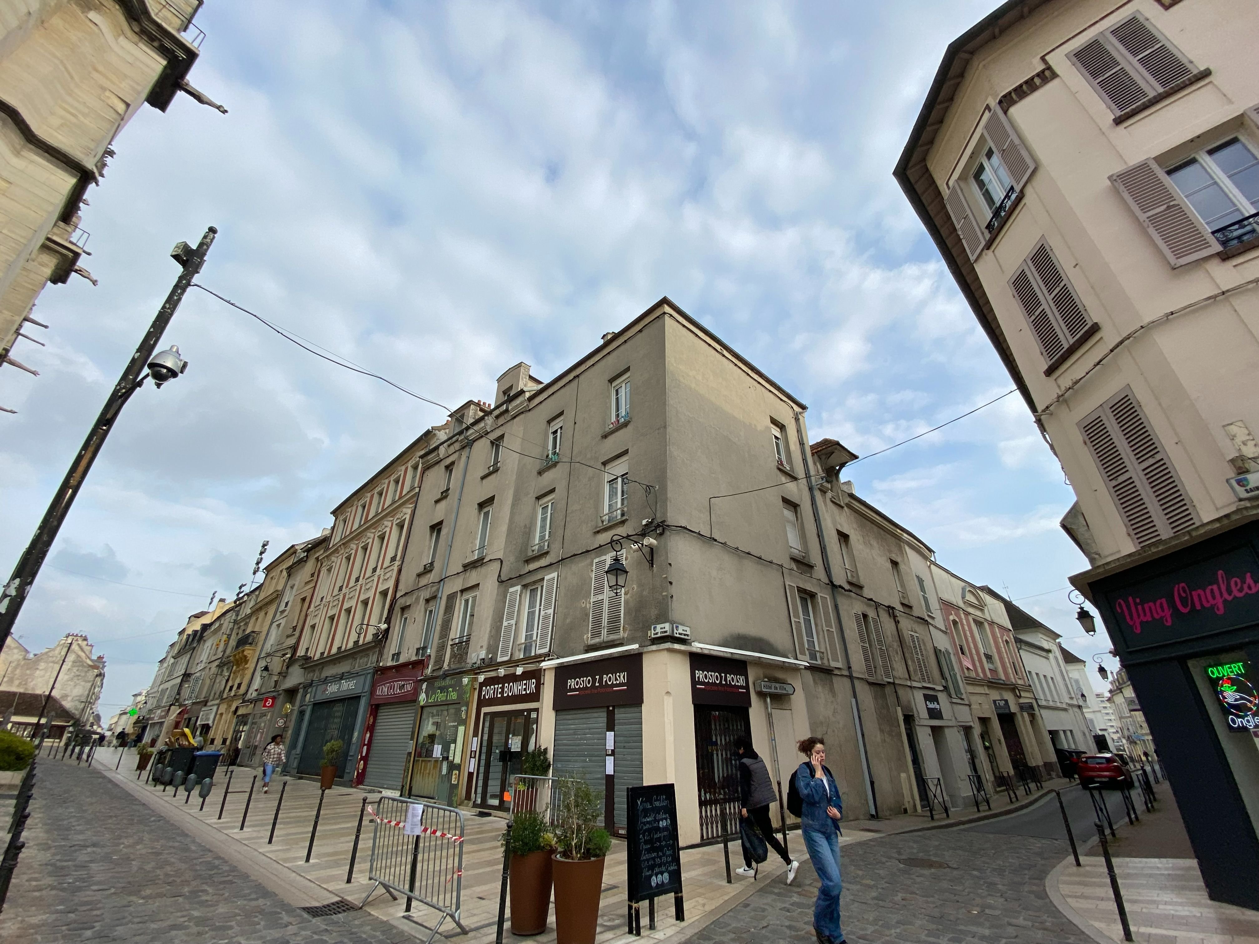 Meaux, ce lundi. La trentaine de logements d'un bloc d'immeubles à l'angle des rues Saint-Etienne et Martimprey ont été évacués samedi. LP/Sébastien Roselé