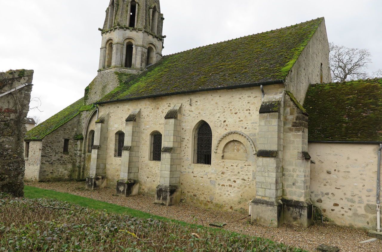 <b></b> Jambville. La toiture de l’église Notre-Dame-de-l’Assomption était endommagée par une quantité de mousse importante.