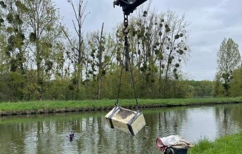 Le coffre-fort avait été repêché par les gendarmes dans le canal latéral à l'Oise, entre Noyon et Varesnes (Archive). DR