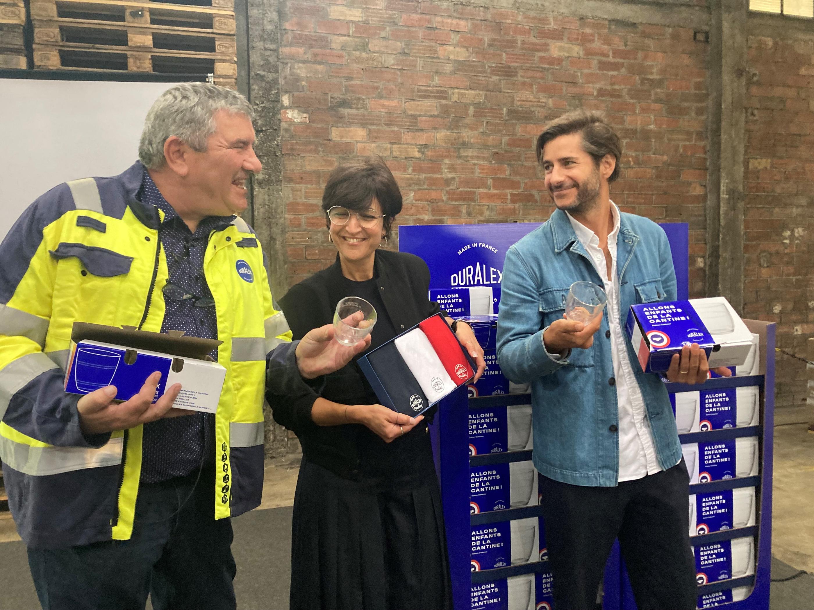 Le directeur général de Duralex, François Marciano, la directrice général du Slip Français, Léa Marie, et le président fondateur Guillaume Gibault, dévoilent les verres et les slips collector signés. LP/Christine Berkovicius