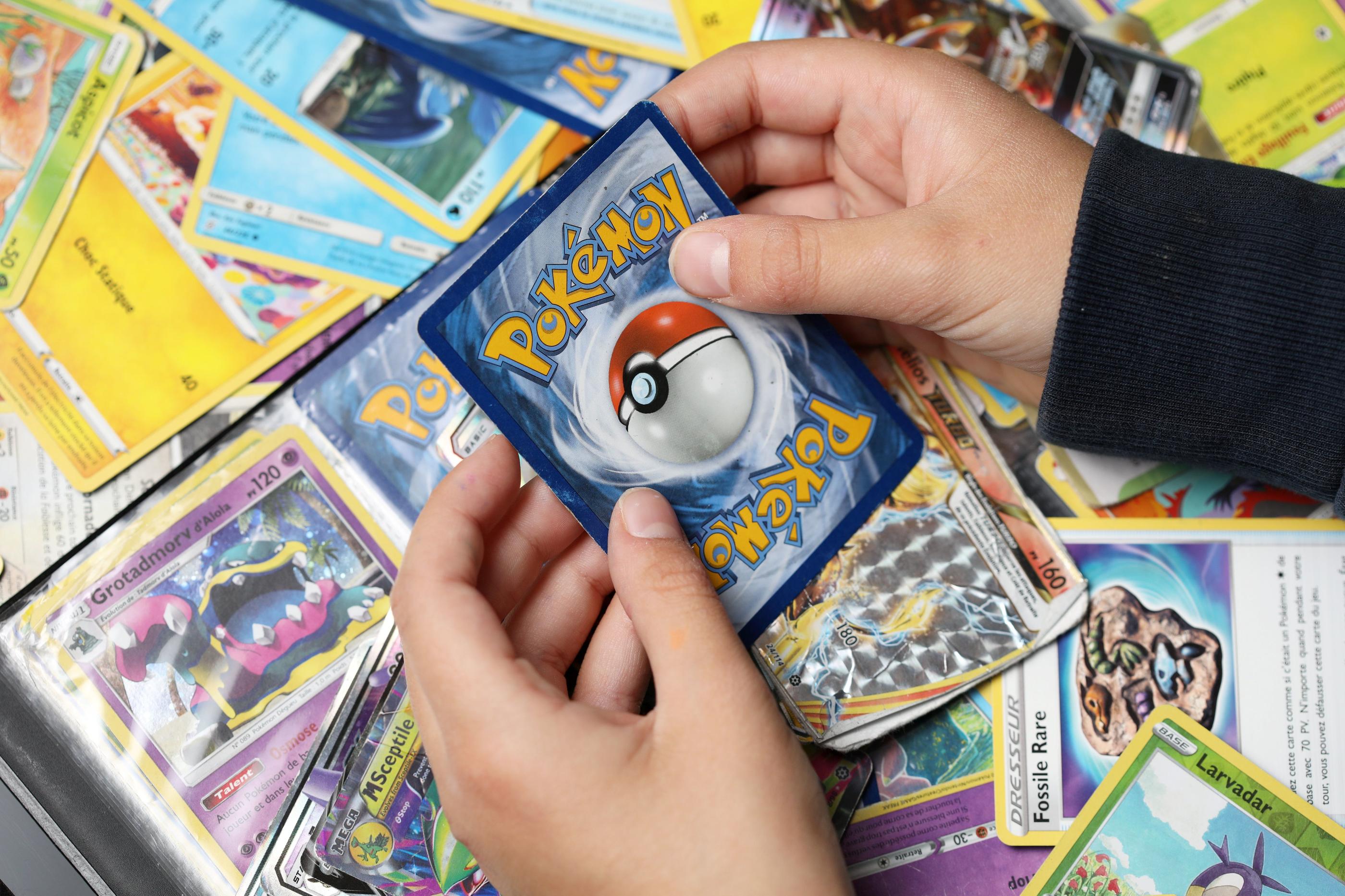 Selon l'influenceur et la scénographie, l'ouverture en live d'un paquet de jeux de cartes à collectionner Pokémon peut rapidement faire le buzz. (Illustration). LP/Arnaud Journois