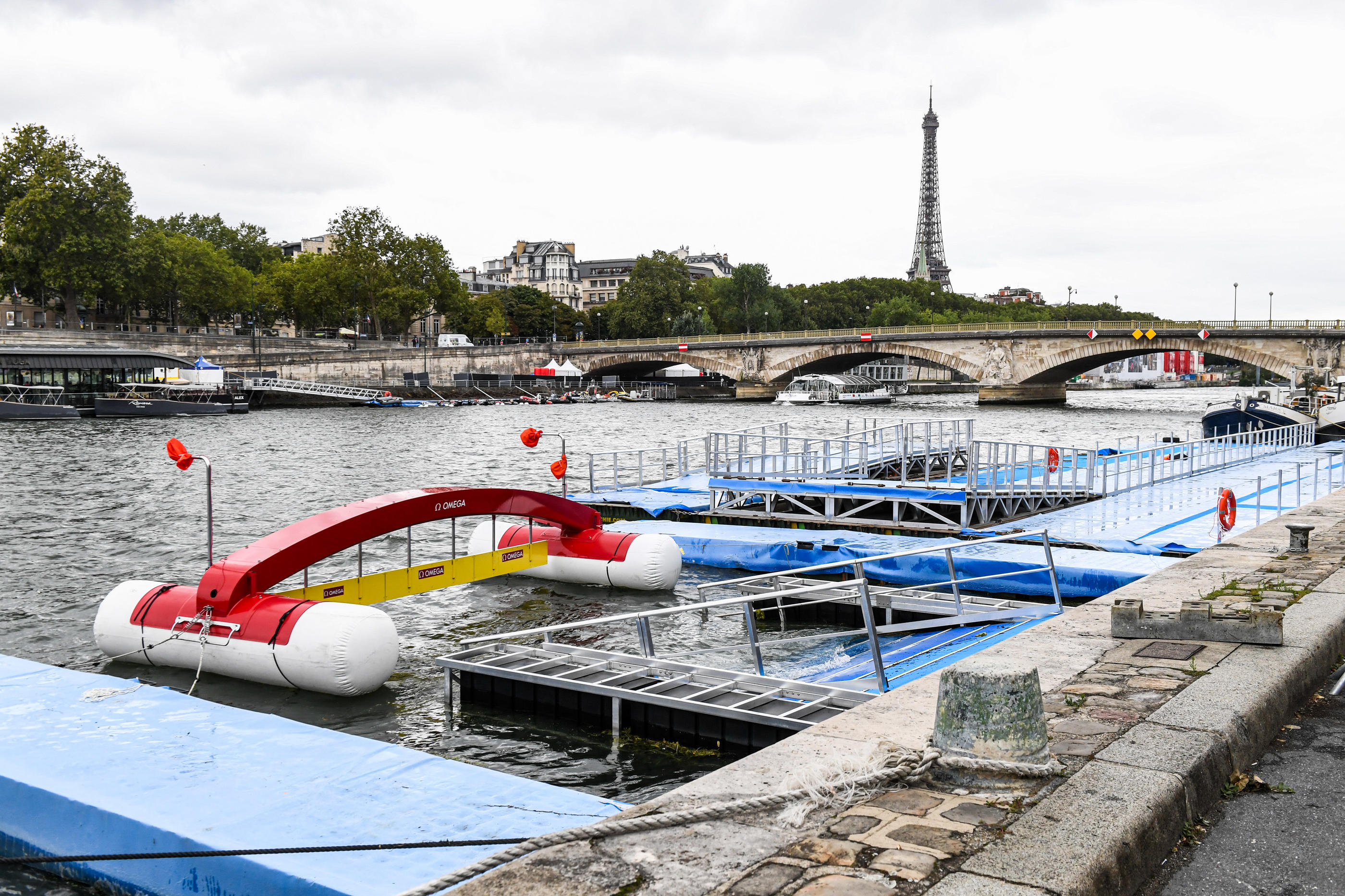 Début août 2023, la pollution de l'eau de la Seine, après de forts épisodes pluvieux, avait eu raison de l'étape parisienne de la Coupe du monde  en eau libre. Icon Sport/Daniel Derajinski