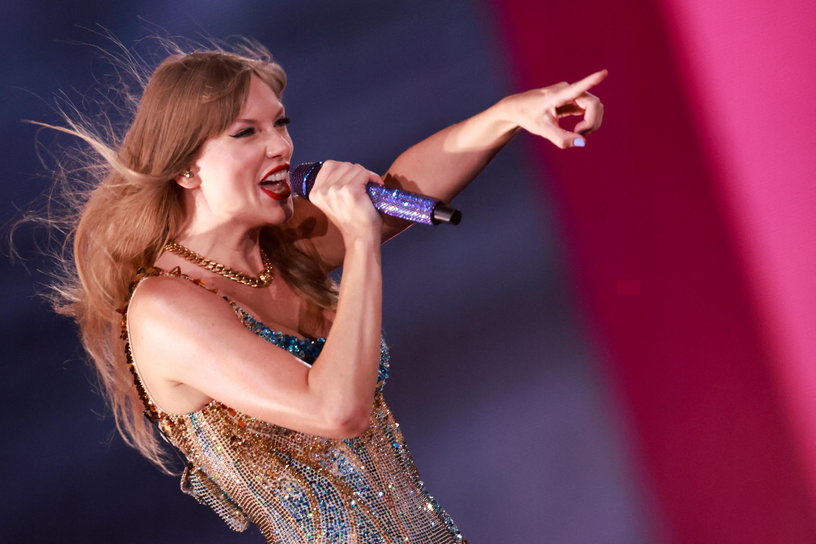 La chanteuse Taylor Swift (ici le 7 août 2023) est en concert en France du 9 mai au 12 mai 2024, à la Défense Arena. 180 000 billets ont été écoulés pour les quatre shows parisiens, soit 45 000 billets par soir. AFP/Michael Tran