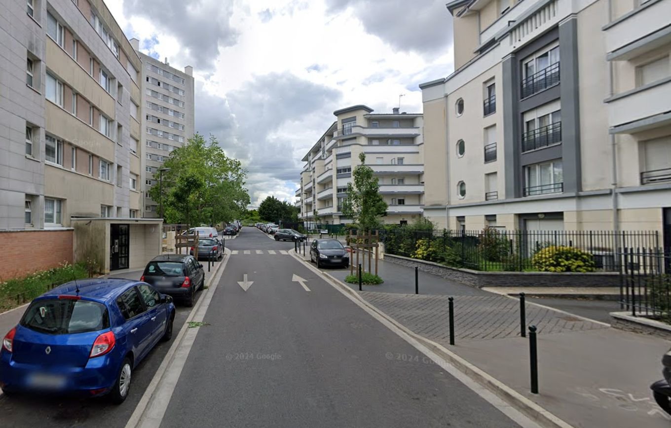 Ce sont les cris de la victime qui ont alerté le conducteur qui sortait de son garage, rue des Eglantiers, à Thiais. Goggle Street View