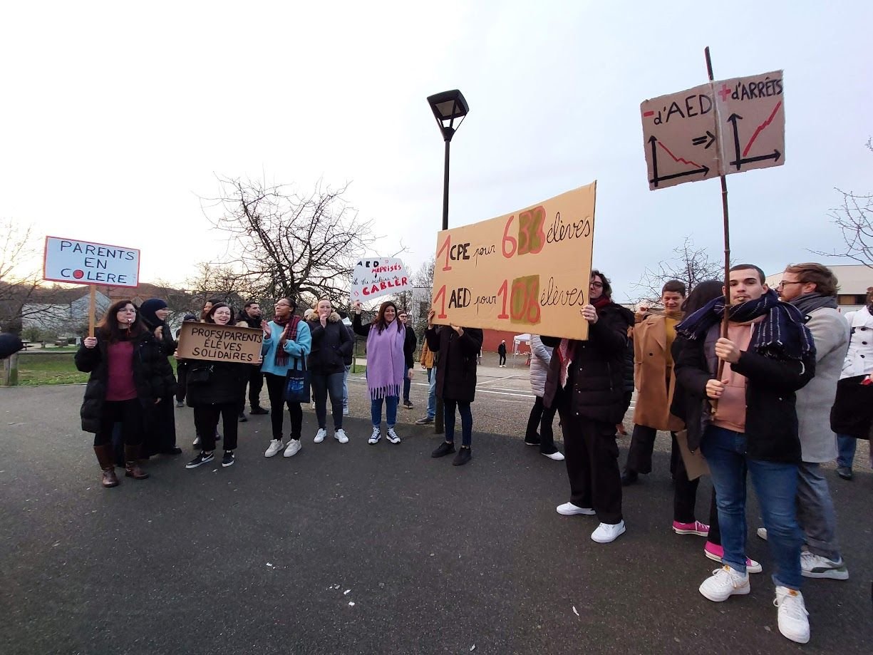 Argenteuil (Val-d'Oise), mardi 23 janvier. Les enseignants du collège Ariane ont fait grève pour réclamer un deuxième CPE et des AED supplémentaires. LP/Thibault Chaffotte
