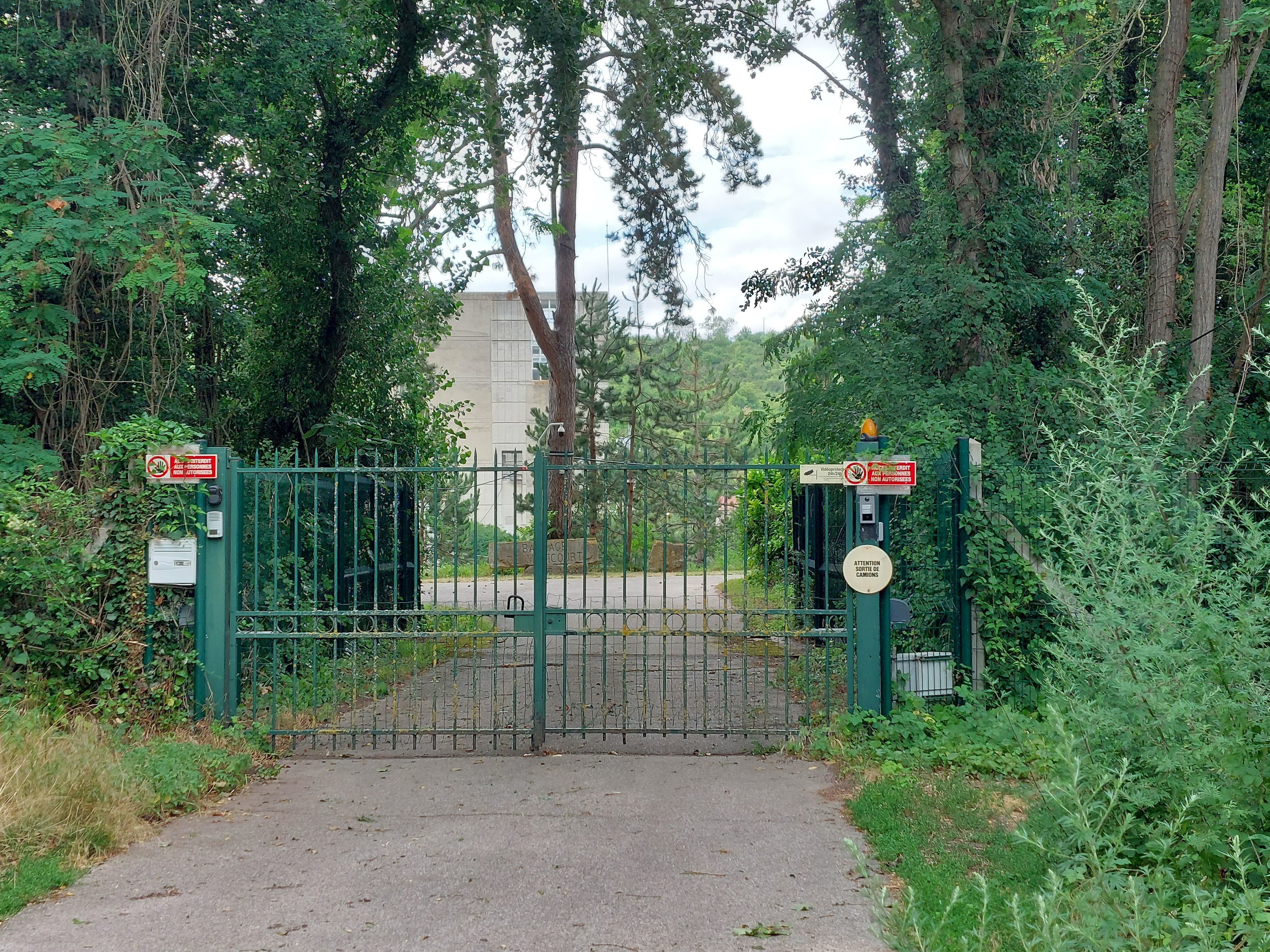 Saint-Martin-la-Garenne (Yvelines), le 5 juillet 2023. Derrière ce portail se situe le barrage de Méricourt et la centrale hydroélectrique. Cette dernière a été victime d'une arnaque à la collecte de déchets. LP