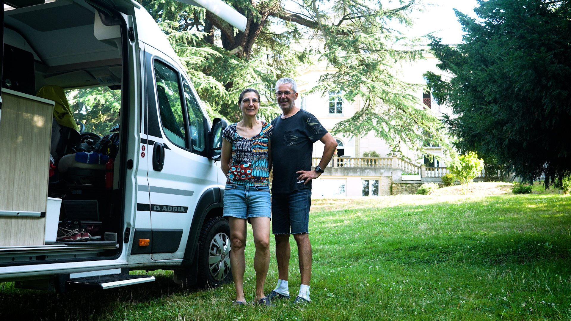 Pour assister aux épreuves des  Jeux olympiques, Dominique et Hervé ont posé leur van aménagé dans le jardin d'un ancien couvent, moyennant 50€ la nuit.