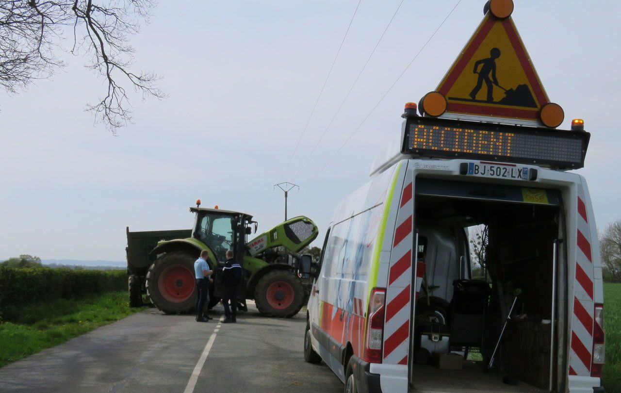 <b>Bazancourt, ce jeudi matin.</b> Le tracteur a longtemps bloqué la circulation. Il devait être remorqué en début d’après-midi. 