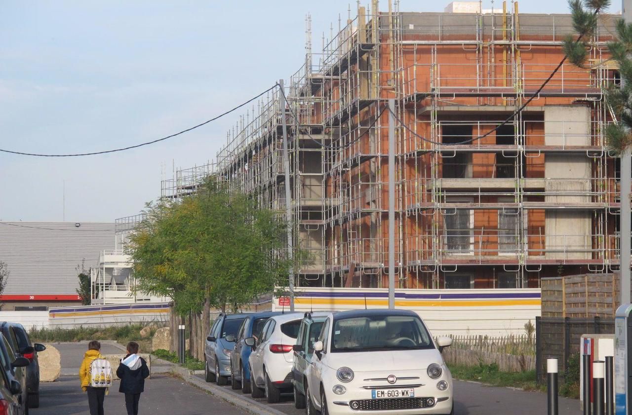 <b></b> Gargenville, mercredi. En 2018, ces enfants fréquenteront la nouvelle école construite dans ce quartier en pleine mutation. Mais des écologistes pointent du doigt la présence voisine d’une cimenterie. 