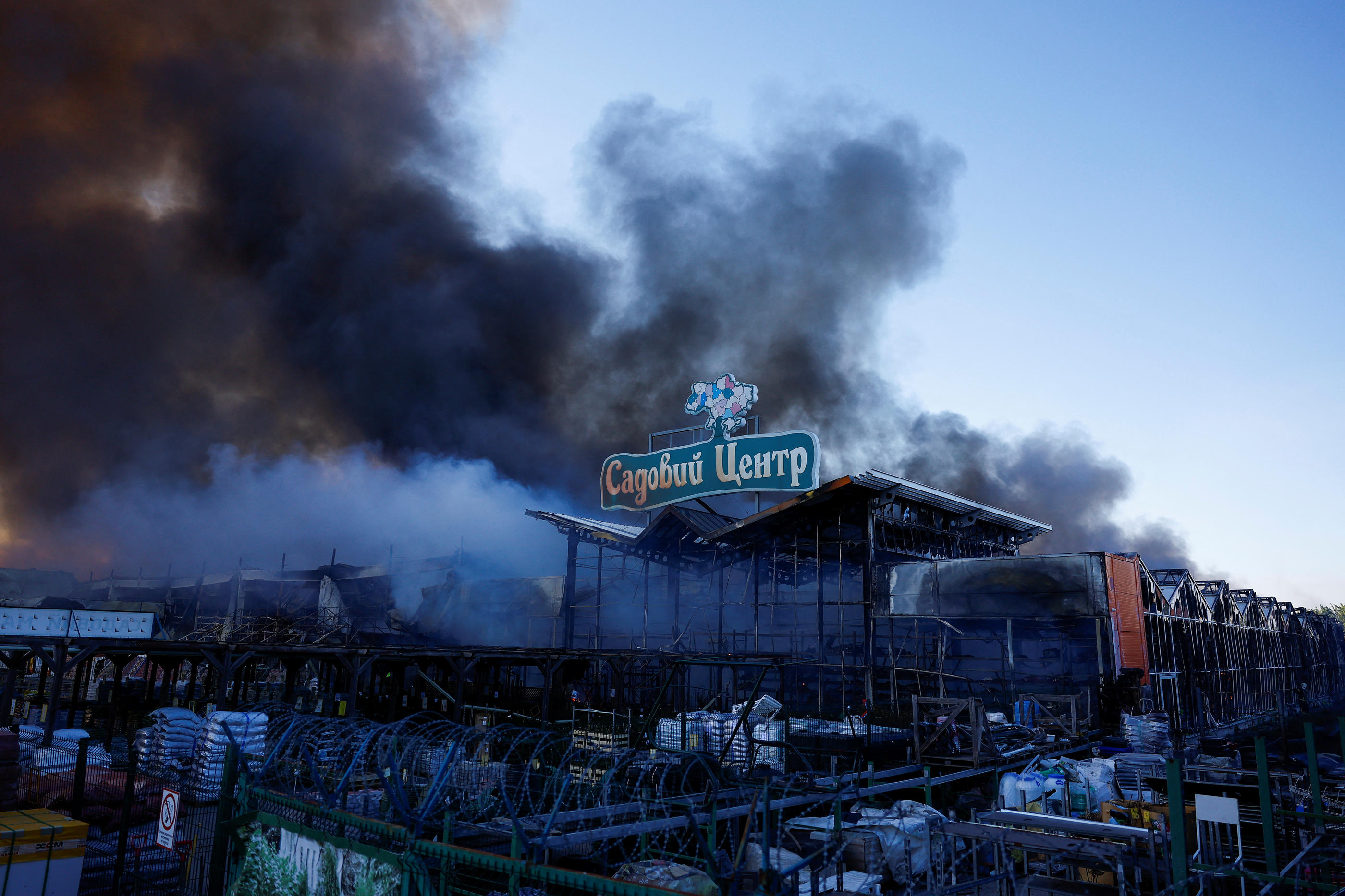 L'incendie qui s'est déclaré après la frappe, a ravagé 10 000 m2 du bâtiment, selon les pompiers ukrainiens. REUTERS/Valentyn Ogirenko