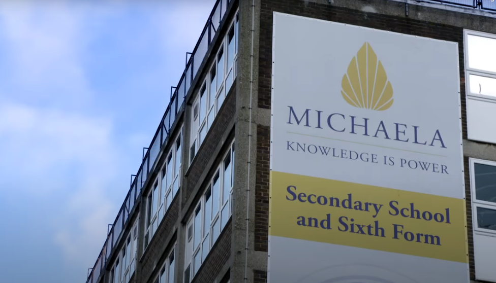 La Michaela Community School est un établissement scolaire de Londres réputé pour ses règles strictes. Photo : Capture d'écran/YouTube