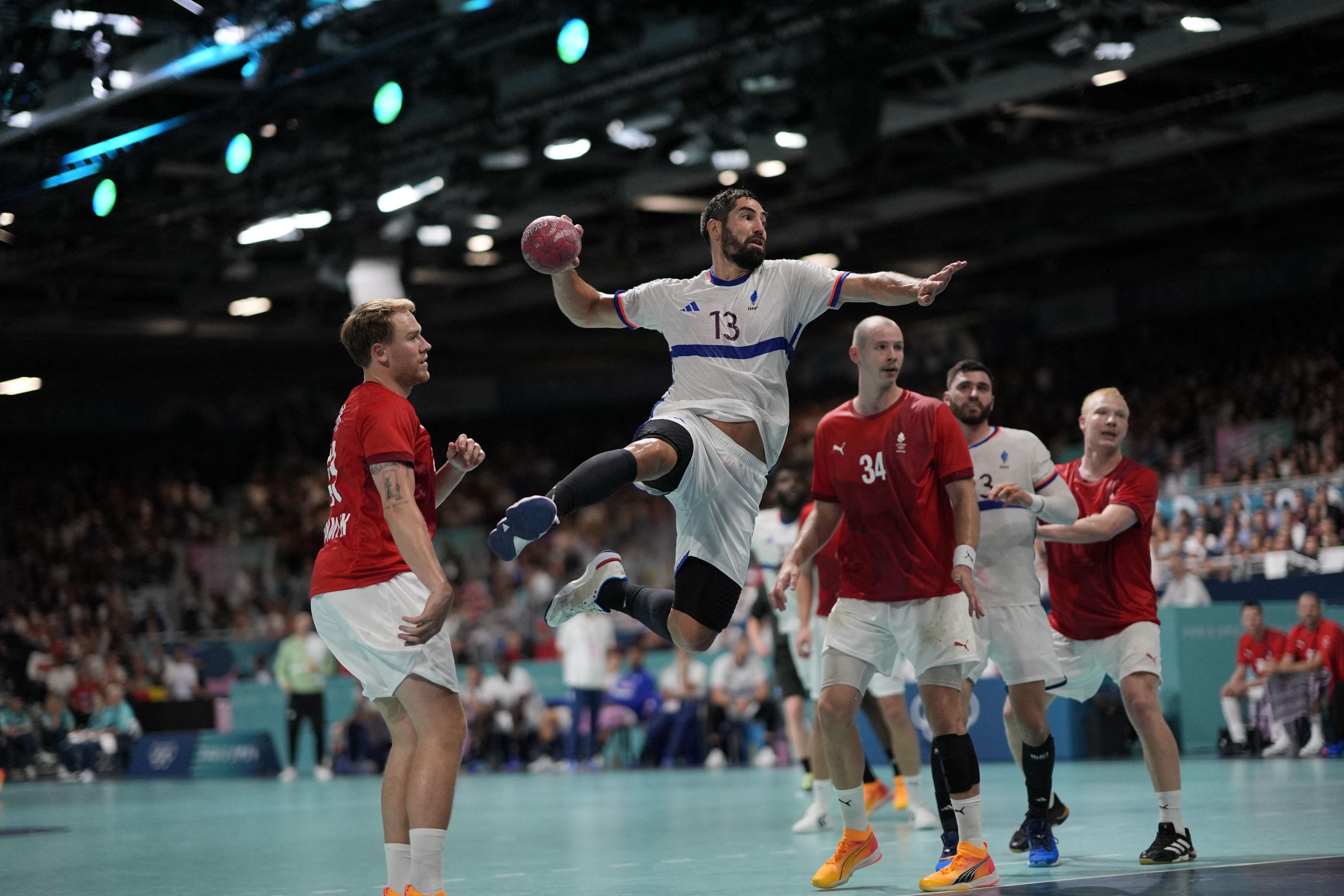 Nikola Karabatic, pour ses derniers JO, n'a pas réussi à se défaire des Danois, autres grands favoris à l'or. Abaca/Icon Sport