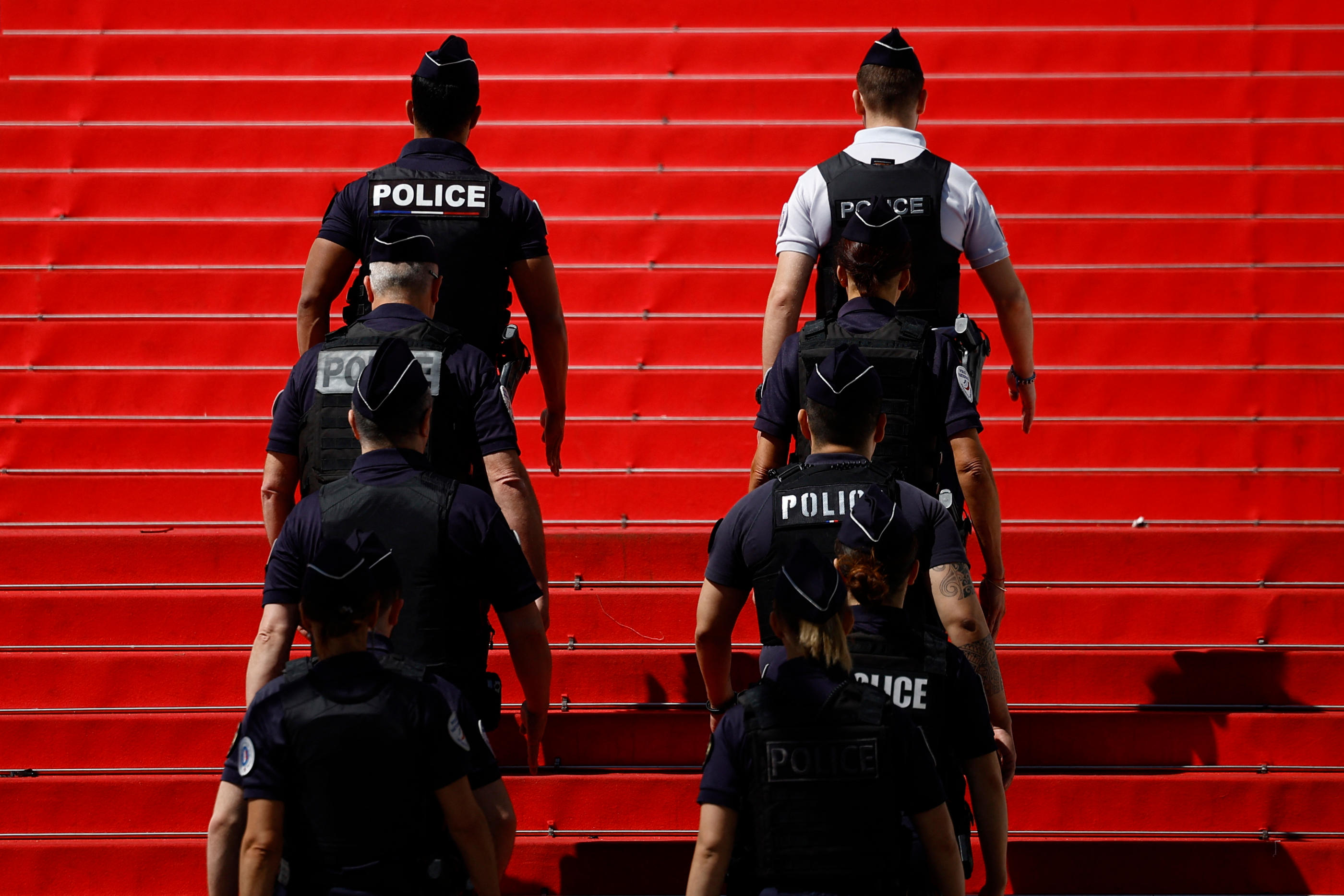 Les policiers cannois ont été les premiers, dès ce lundi, à monter les marches du Palais, lors d'une répétition de la cérémonie d'ouverture. Reuters/Sarah Meyssonnier