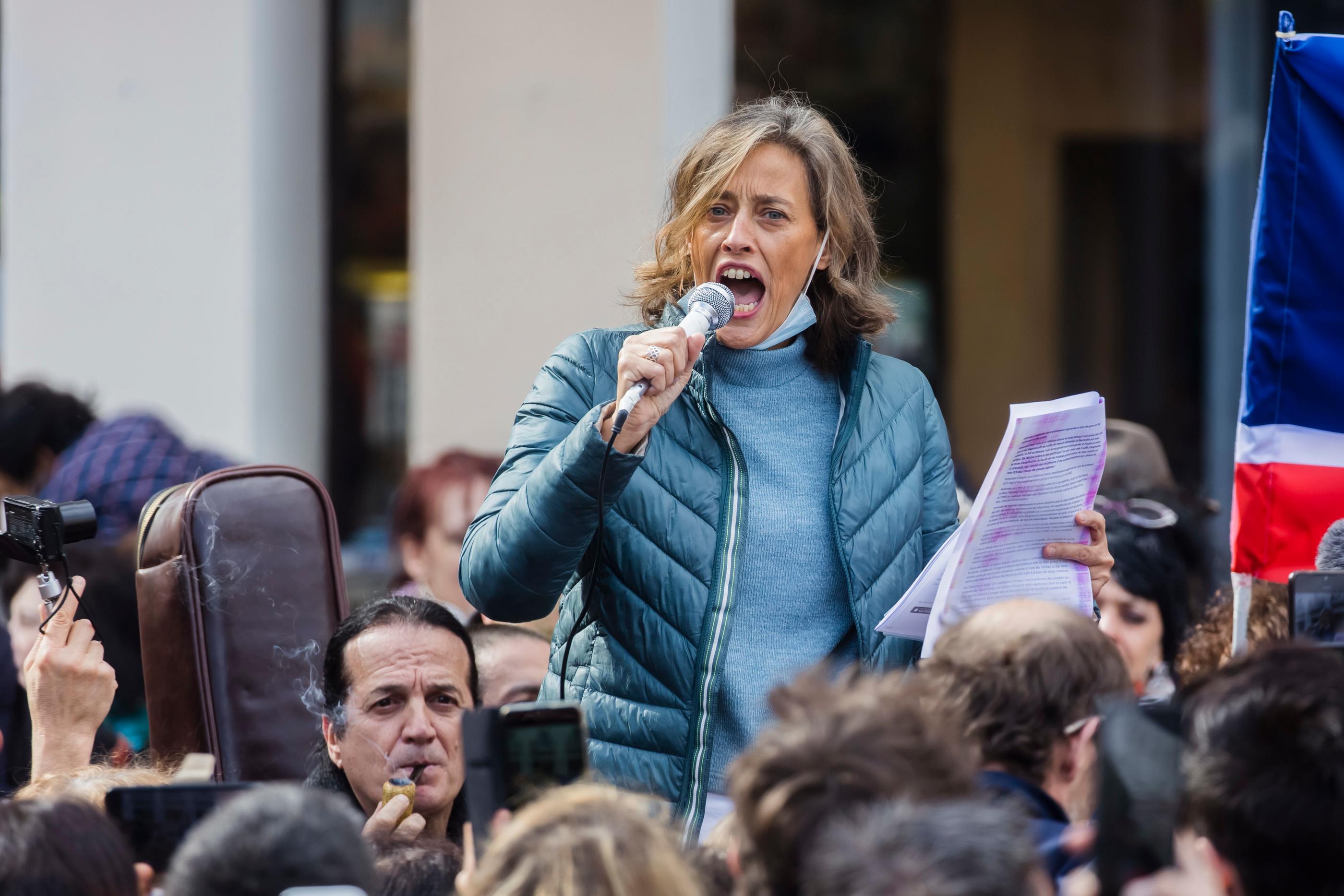 La généticienne Alexandra Henrion-Caude lors d'une manifestation à Paris, le 27 mars. MAXPPP/Vincent Isore/IP3