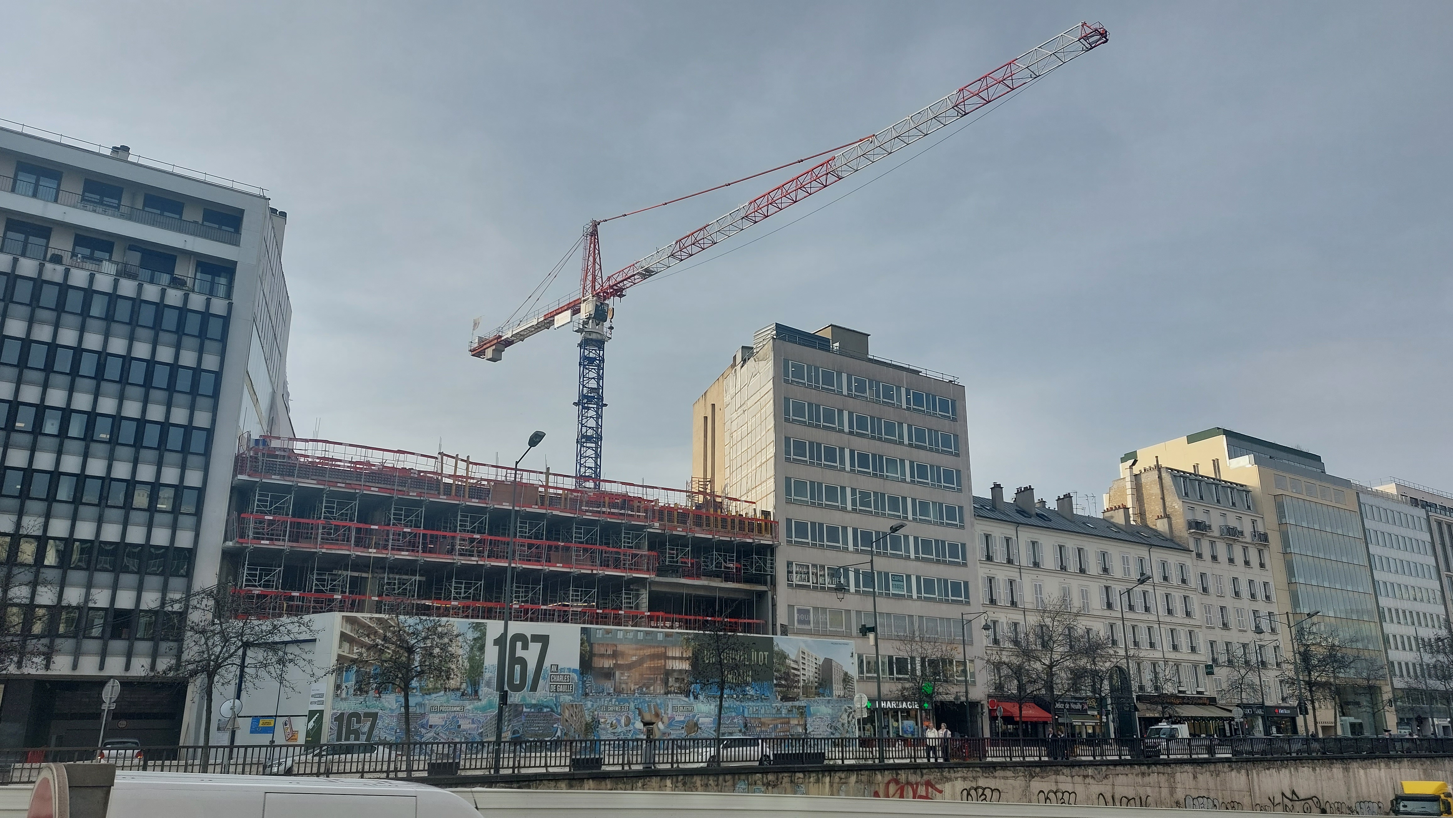 Neuilly-sur-Seine, ce mercredi. Avenue Charles-de-Gaulle, 200 logements sociaux sont en cours de construction. Un effort suffisant pour rattraper le retard accumulé ? LP/Anne-Sophie Damecour