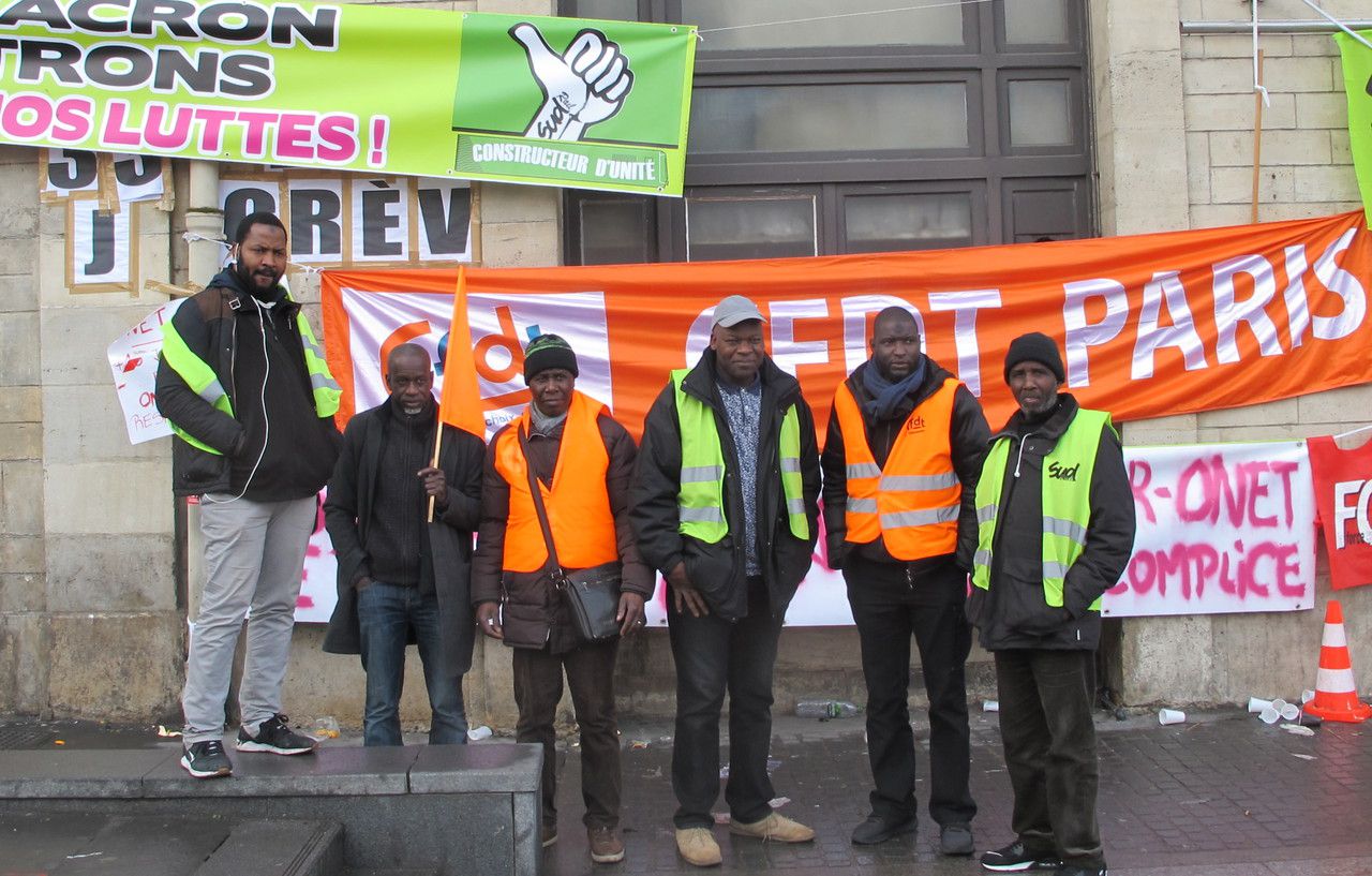 <b></b> Saint-Denis, lundi 4 décembre. Les agents sont en grève depuis plus d’un mois pour réclamer « de meilleures conditions de travail ». 