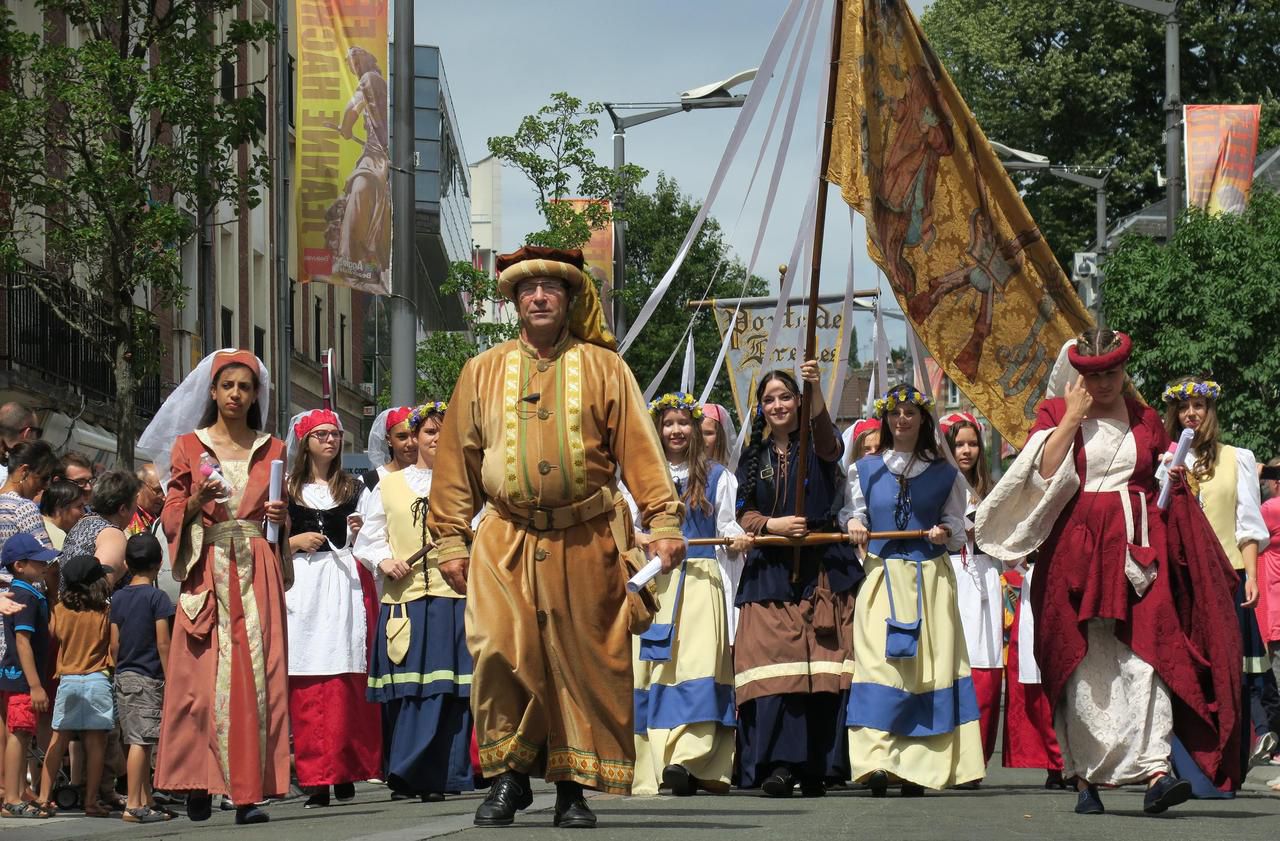 <b></b> Beauvais, juin 2017. Derrière ces cortèges qui défilent tous les ans dans les rues de Beauvais, il y a un énorme travail de quelques bénévoles qui possèdent aujourd’hui près de 2000 costumes.