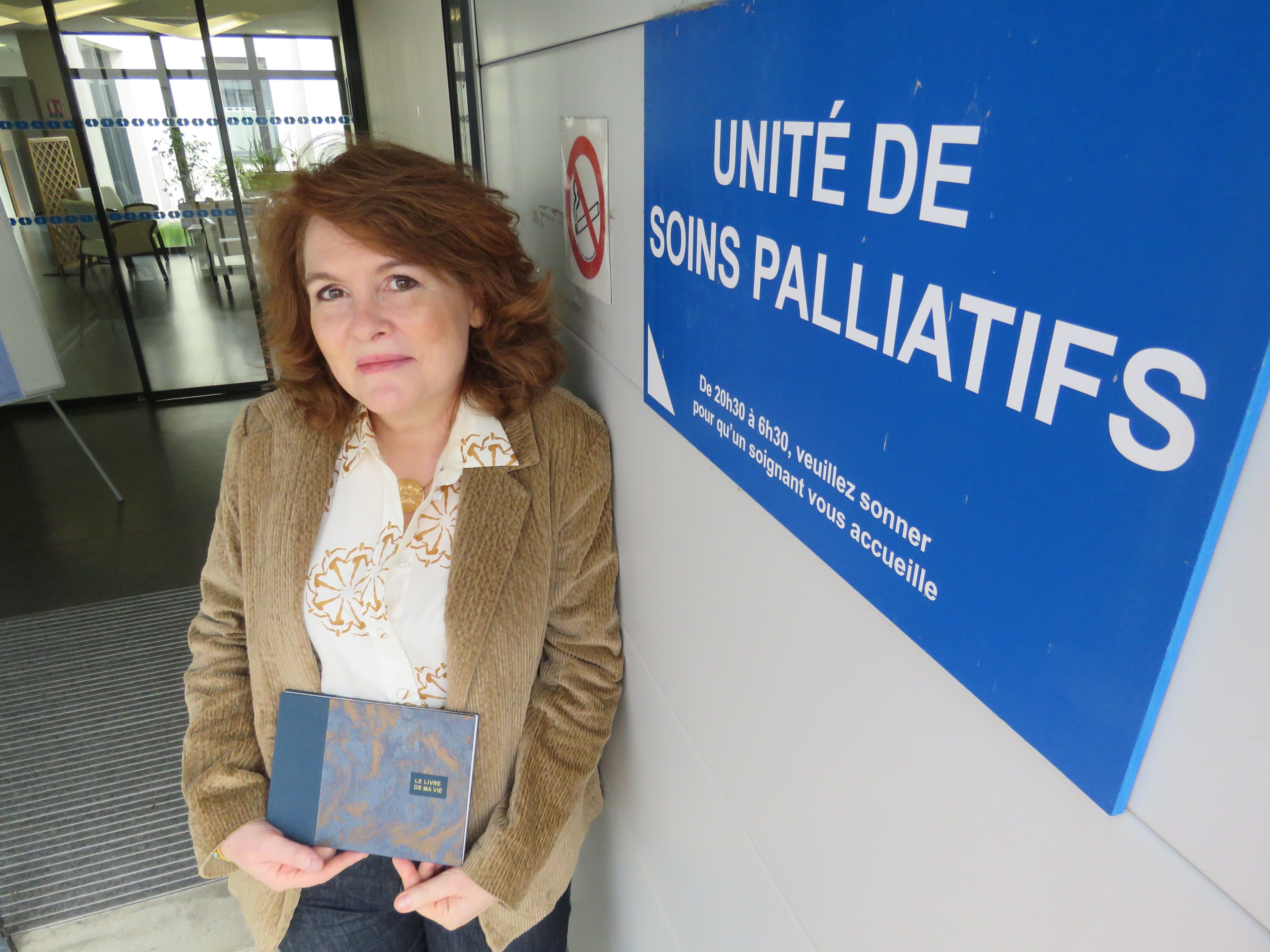 Centre hospitalier de Compiègne (Oise), le 30 mars. Anne-Françoise Derly couche sur le papier la vie des patients en fin de vie. Les confidences recueillies sont ensuite remises à la famille sous la forme d'un livre relié. LP/S.F.