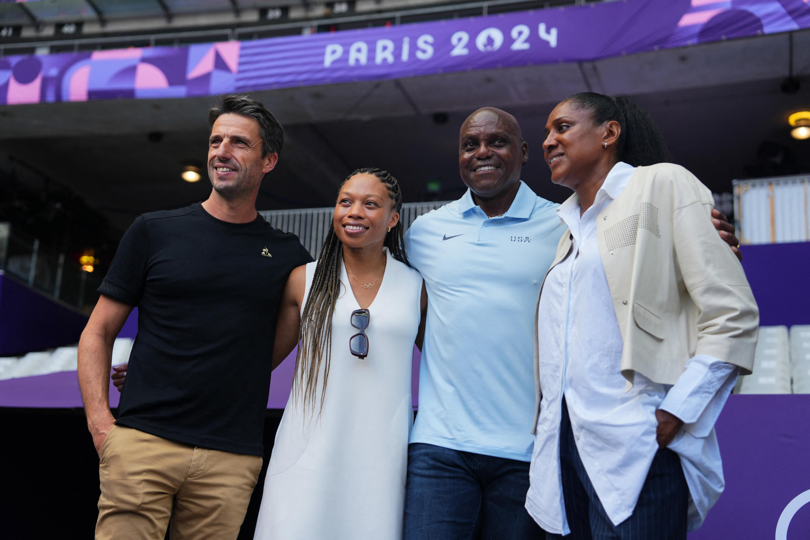 À la veille du début des épreuves d'athlétisme, Tony Estanguet a fait visiter le Stade de France dans sa version olympique aux légendes du sprint Allyson Felix, Carl Lewis et Marie-José Pérec. Reuters/Aleksandra Szmigiel