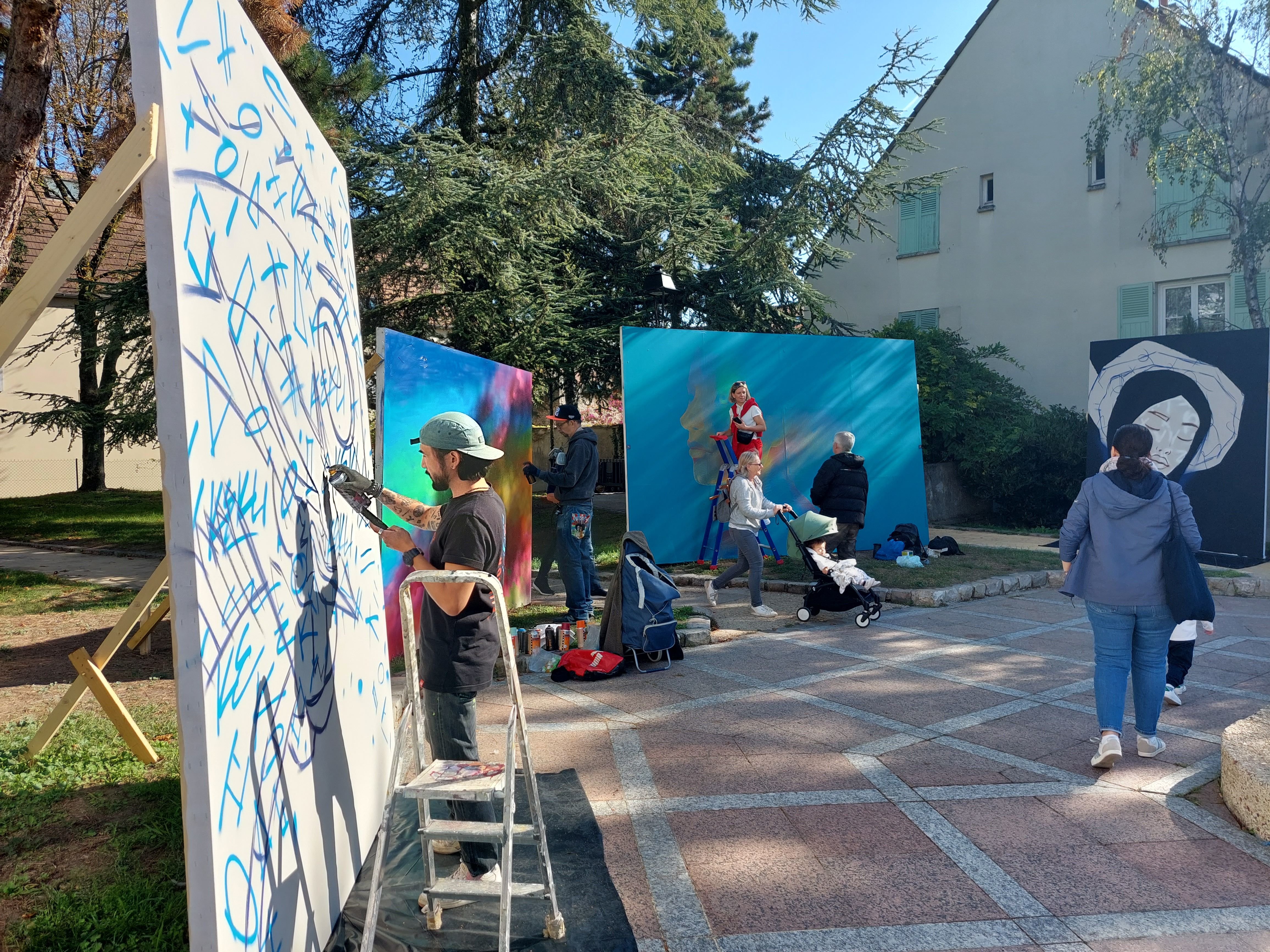 Antony (Hauts-de-Seine), le 18 septembre 2022. En parallèle du carrousel des arts, 43 street-artistes, comme Kekli (au premier plan) ont réalisé des oeuvres en direct devant l'hôtel de ville. Elles resteront exposées trois semaines.
