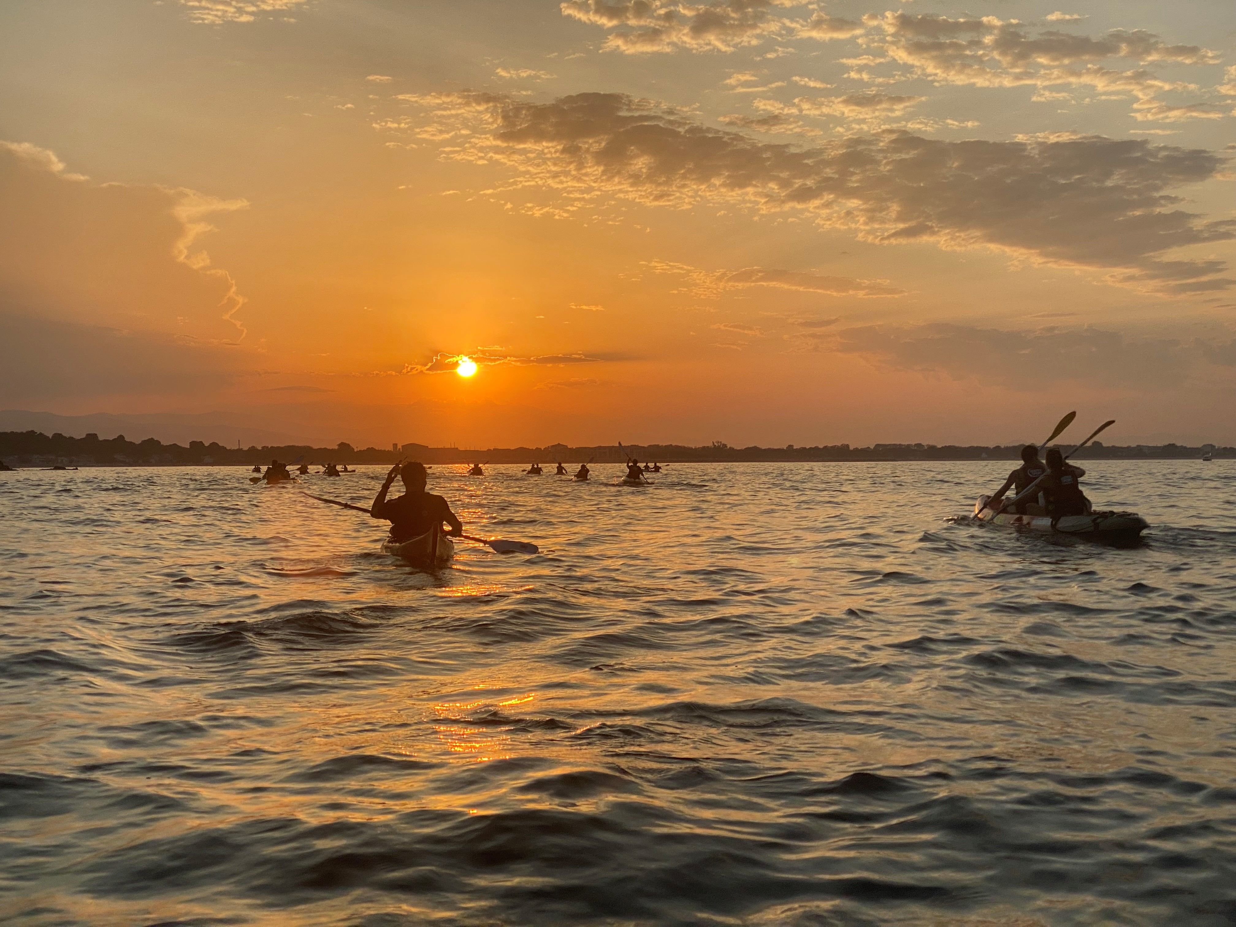 Argelès-sur-Mer (66).  Fin de journée et de rando kayak pour les participants de retour à la base après 3 heures d'expédition, à l'heure dorée du coucher du soleil. LP/ Christian Goutorbe