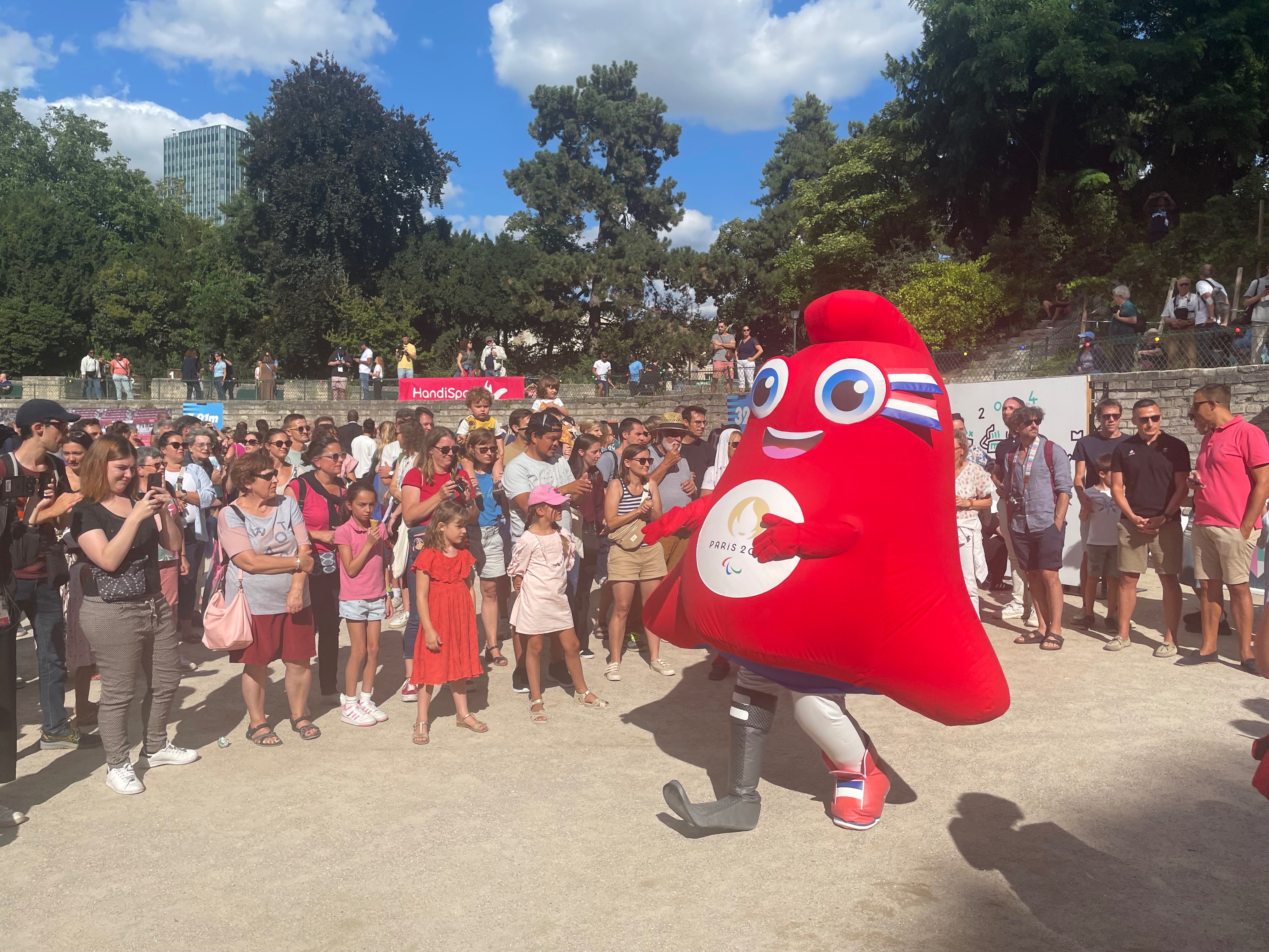 Paris, ce dimanche 25 août 2024. La mascotte des paralympiques porte une prothèse au pied droit équipée d’une lame sportive. LP/C.H.