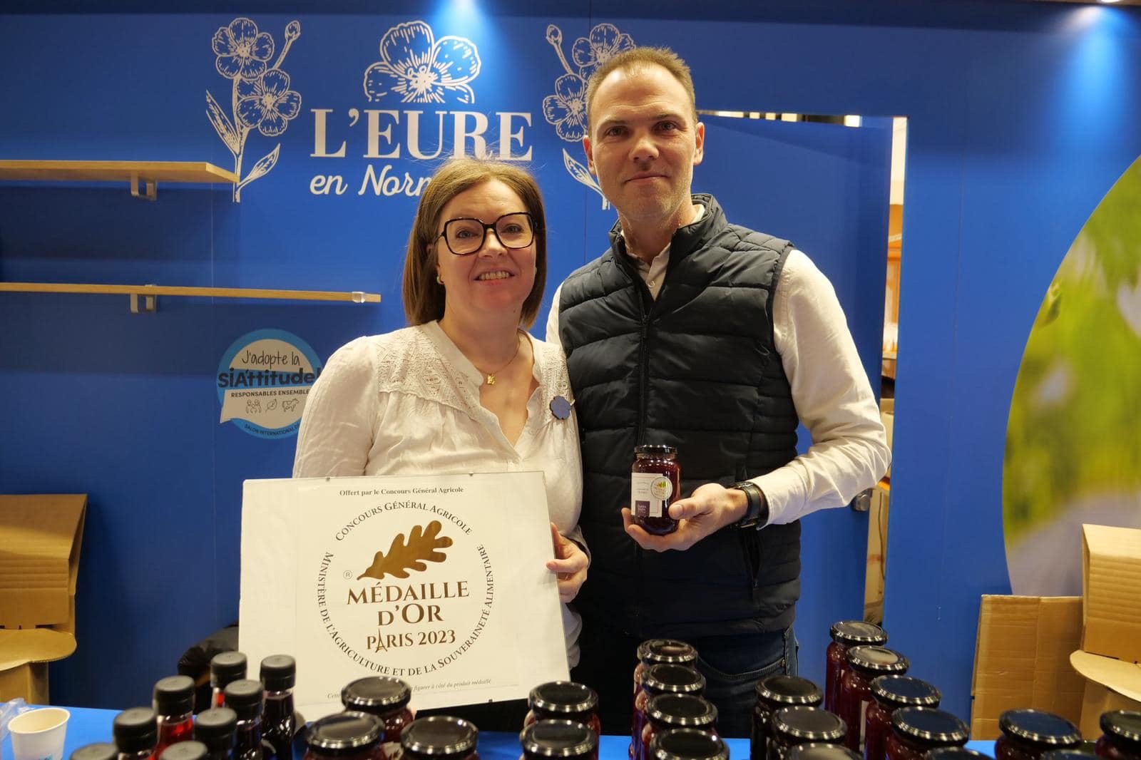 Les médaillés Anne et Cyril Cornille-Dutremée, agriculteurs à Courdemanche (Eure), ont ouvert il y a environ 18 mois une boutique de produits artisanaux à Dreux (Eure-et-Loir) qui met en avant les producteurs du secteur./DR