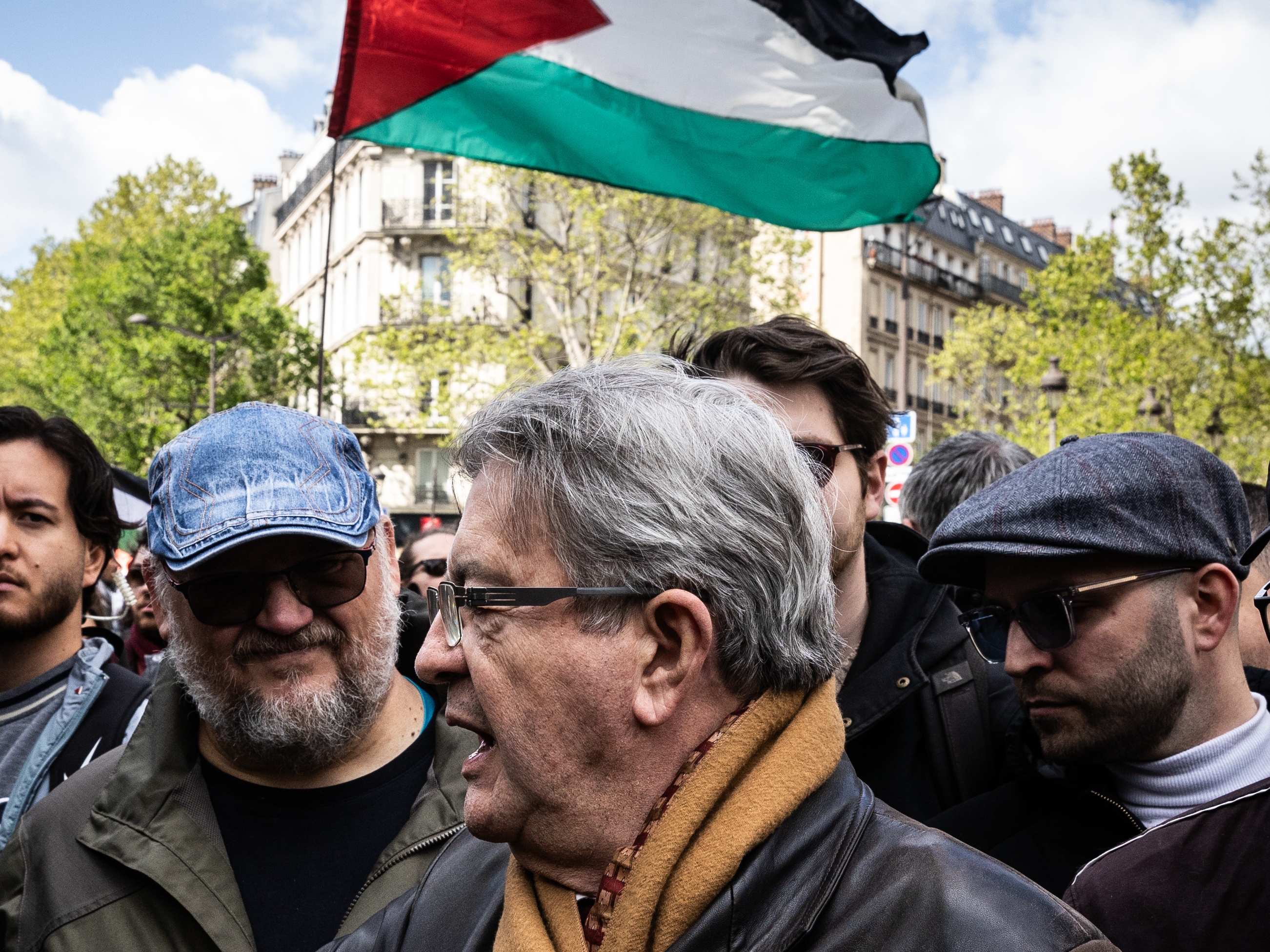 La stratégie 100% Palestine de Jean-Luc Mélenchon (ici sous un drapeau palestinien lors d'une manifestation à Paris, le 21 avril) clive jusque dans son électorat. Hans Lucas/Karim Daher
