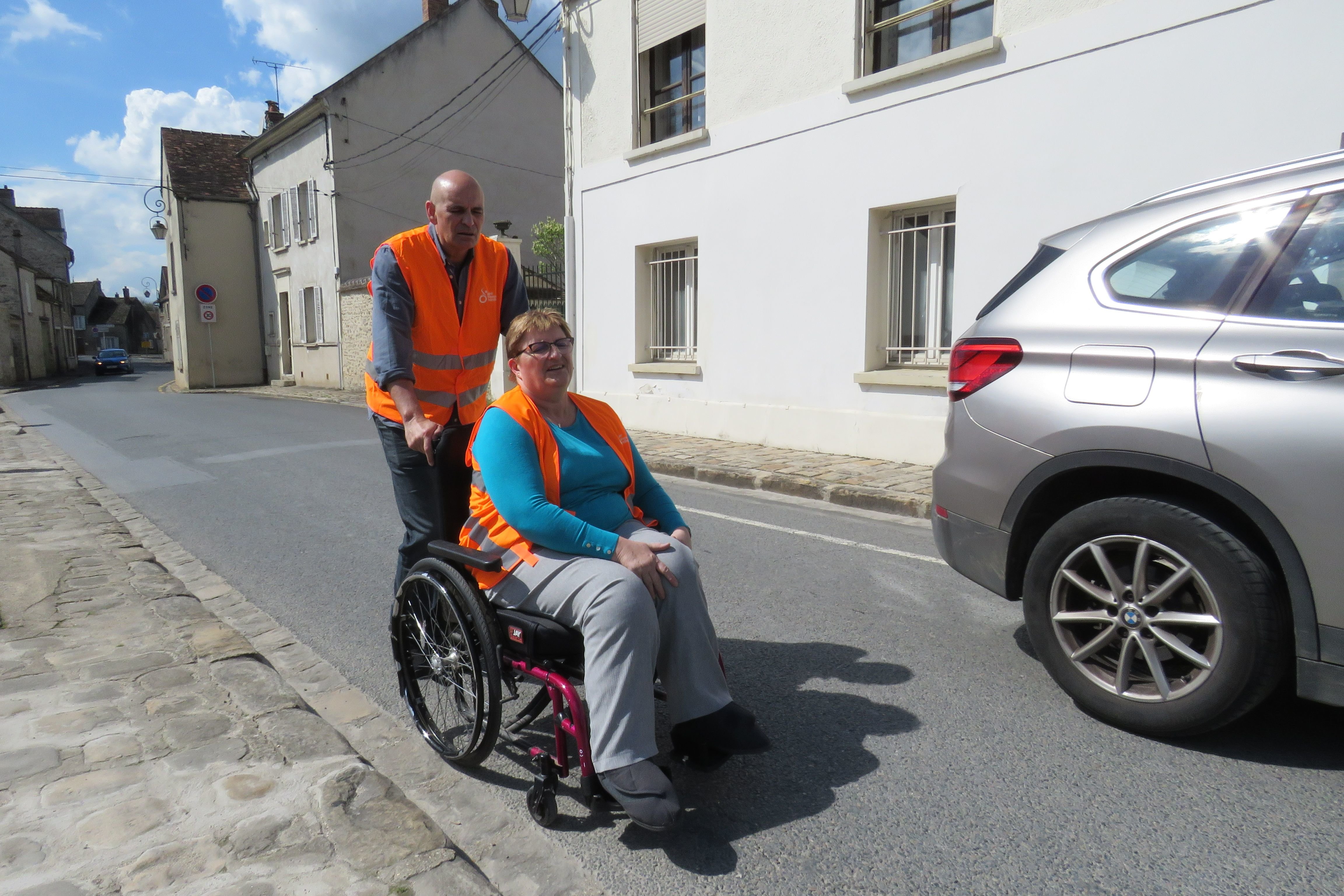 Milly-la-Forêt, jeudi 14 avril 2022. En raison des trottoirs trop étroits et des pavés peu praticables, Fabienne et son accompagnateur sont obligés d'emprunter la chaussée. LP/Florian Garcia