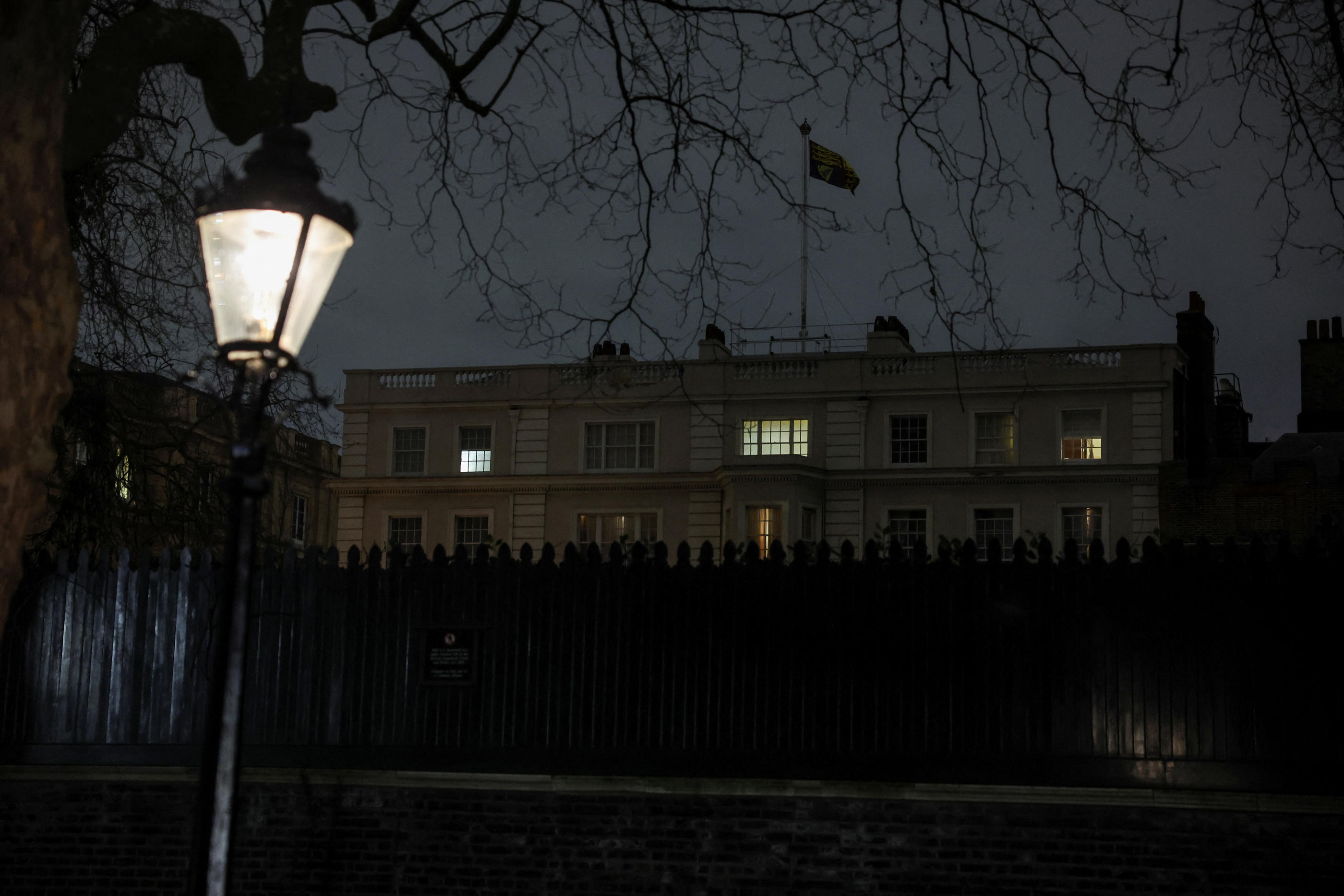 Clarence House, la résidence de Charles III à Londres, photographiée après l'annonce ce lundi par Buckingham que le roi souffre d’une « forme de cancer ». REUTERS/Hannah McKay