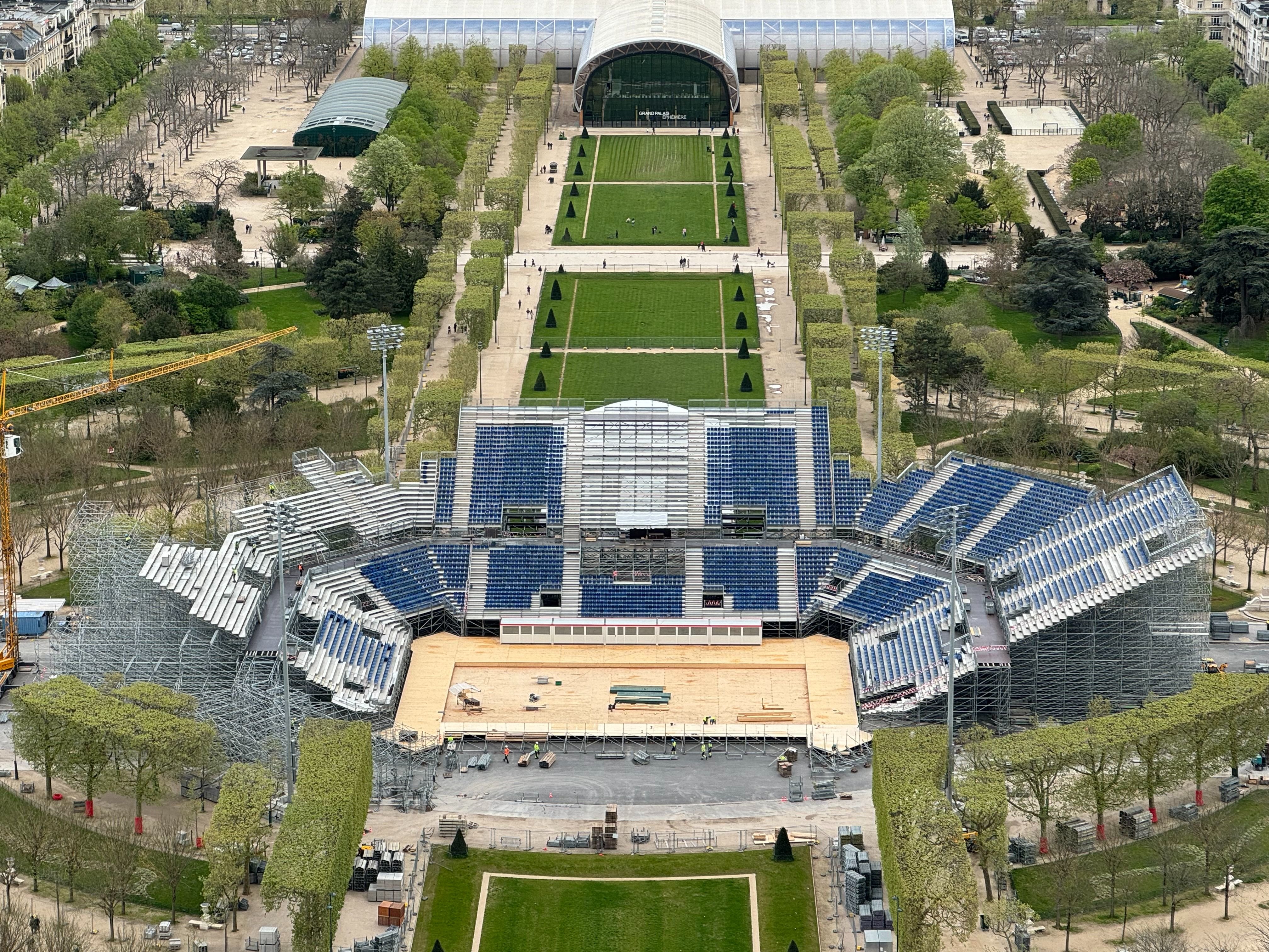Les tribunes du stade éphémère sont en cours de montage face à la tour Eiffel. LP/Paul Abran