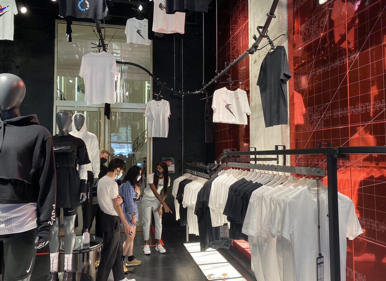 Aan het leren Trekker Geletterdheid Nike inaugure son grand magasin du futur sur les Champs-Élysées - Le  Parisien