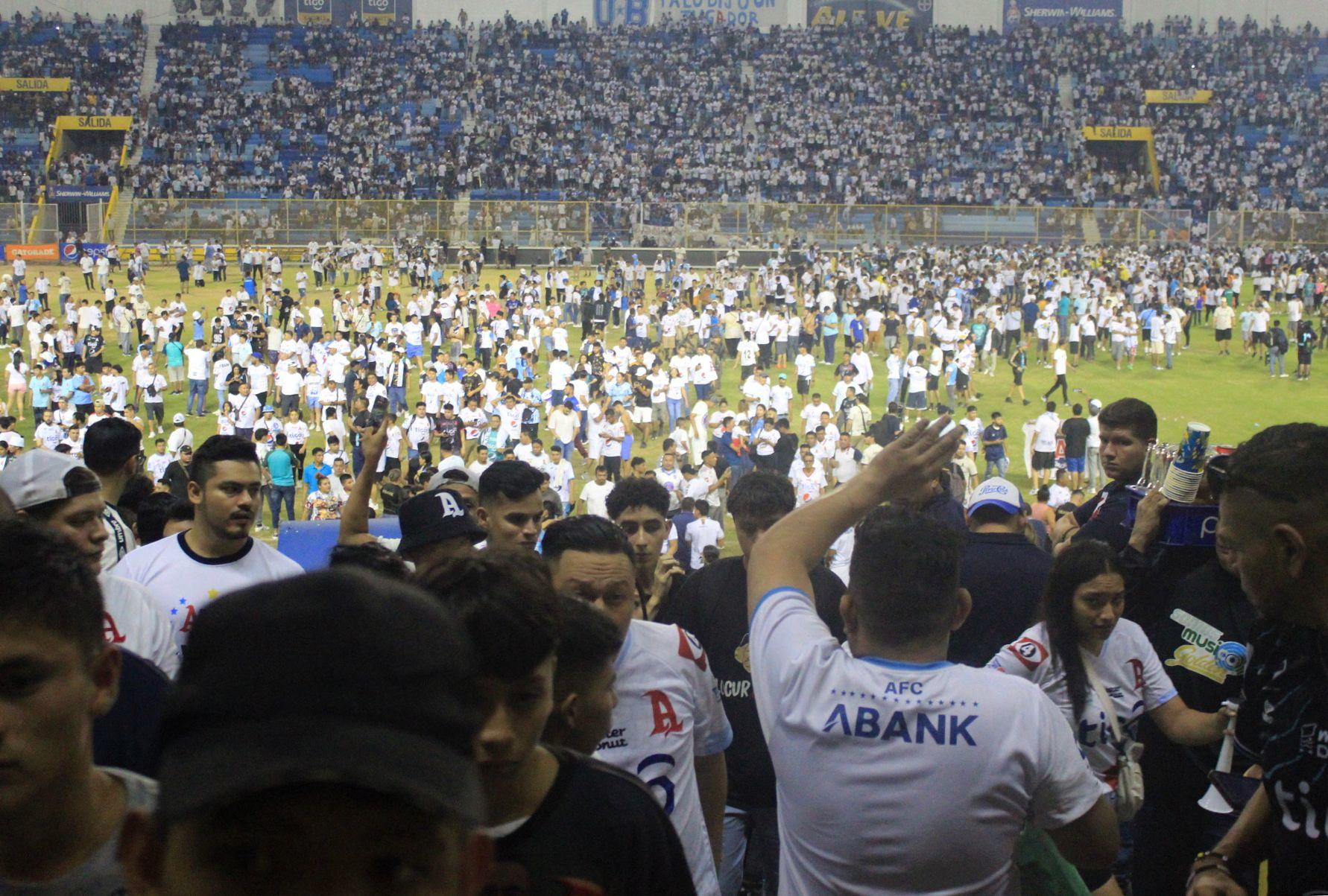 Douze spectateurs ont trouvé la mort et 500 autres ont été blessés lors du match du championnat entre Alianza et FAS au stade  Cuscatlan de San Salvador samedi. Photo AFP/Gabriel Aquino