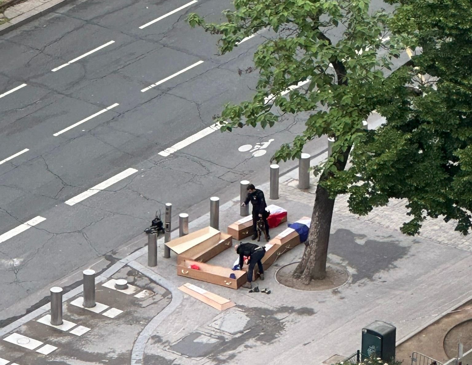 Quai Jacques-Chirac (VIIe), ce samedi 1er juin 2024. Des individus ont déposé cinq cercueils au pied de la tour Eiffel. DR